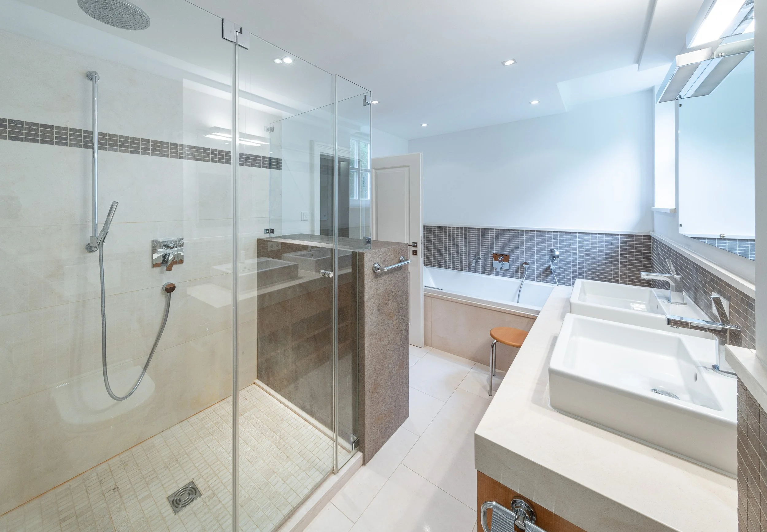 Badezimmer mit Wanne.jpg