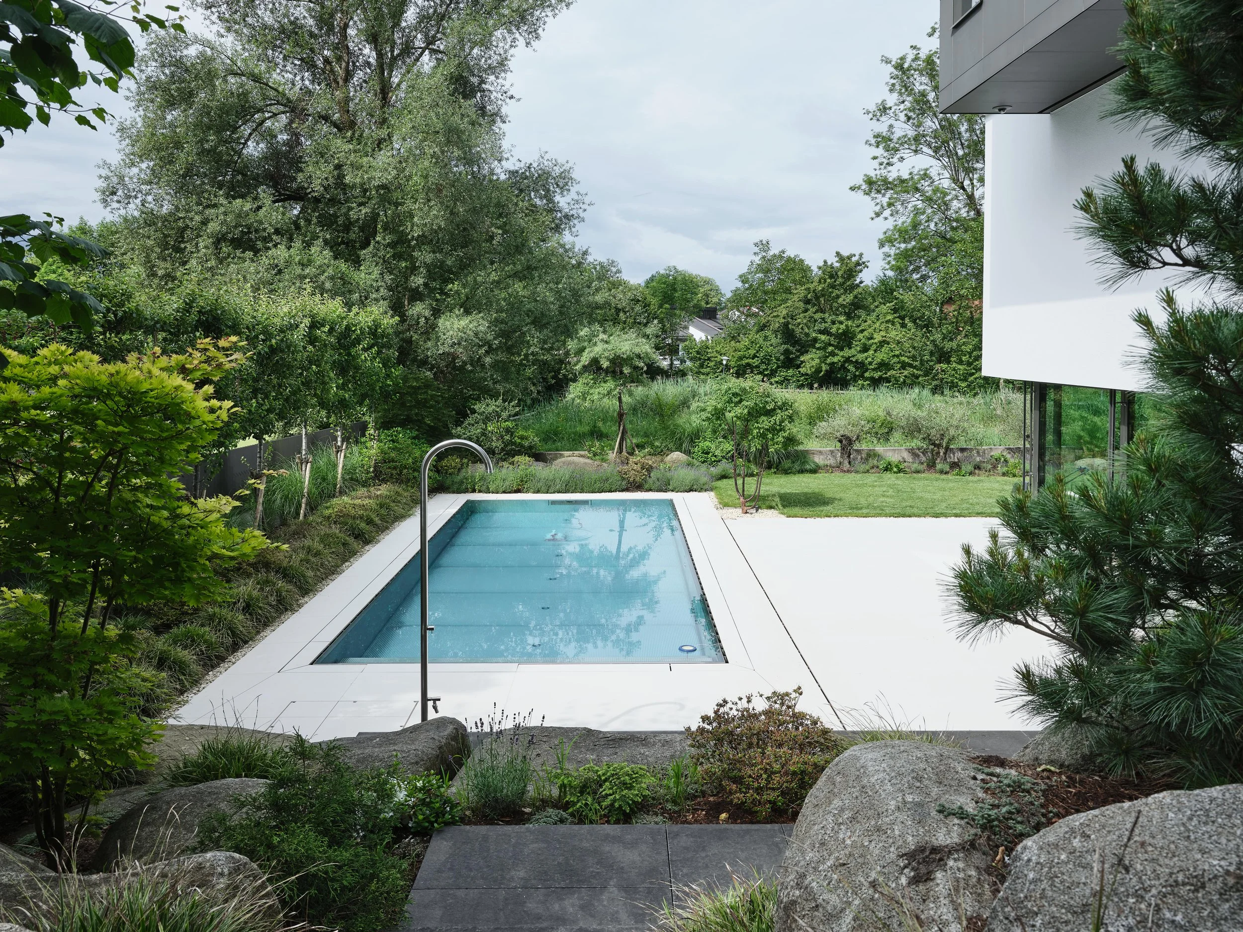 Garten mit Außenpool-min.jpg