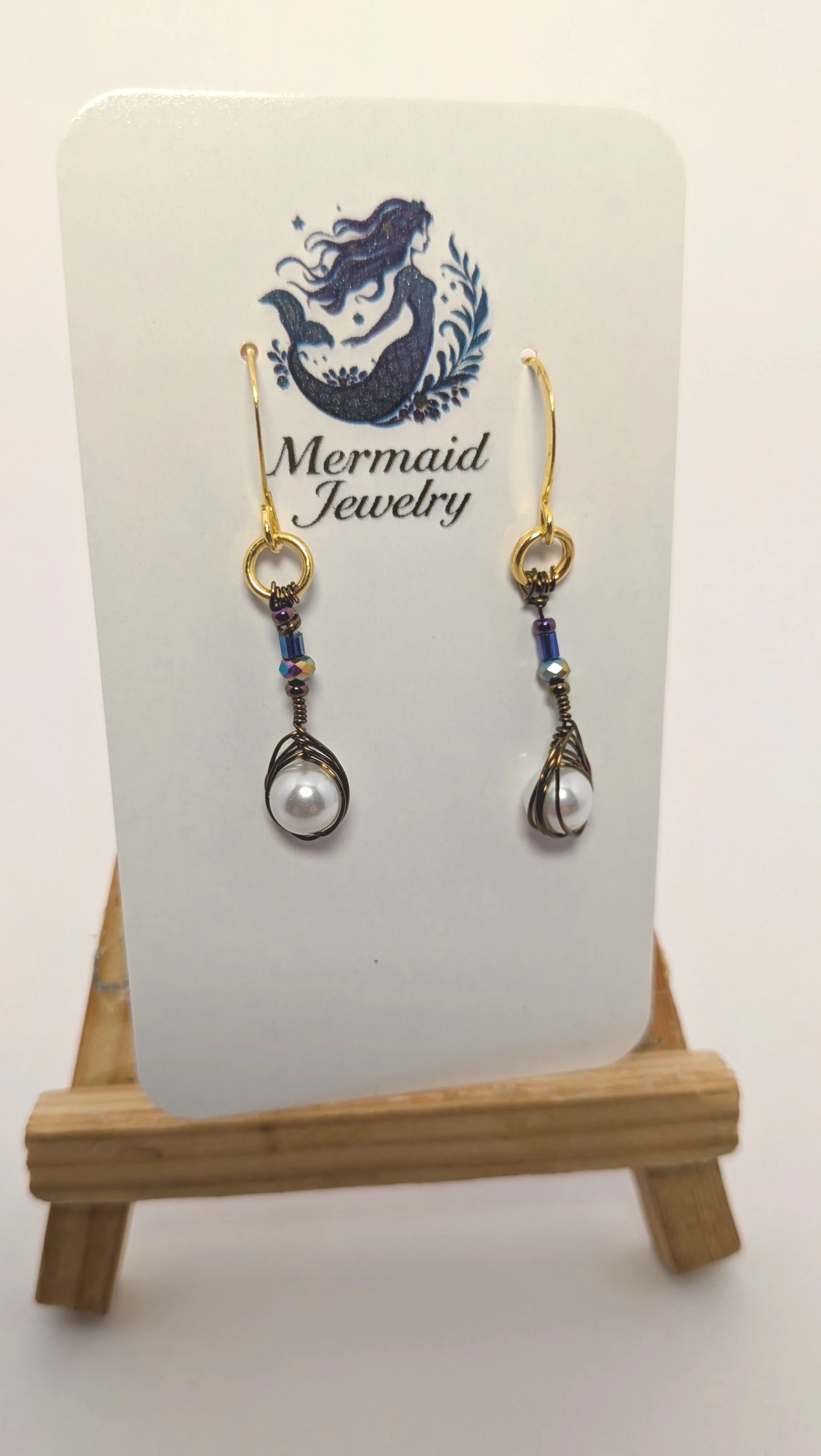 Born in quiet, hidden waters, freshwater pearls carry the soft glow of moonlight reflected on a still sea.
Each one forms slowly and naturally, shaped by time, water, and the rhythm of the earth — just the way a mermaid would want it.
Delicate yet lu