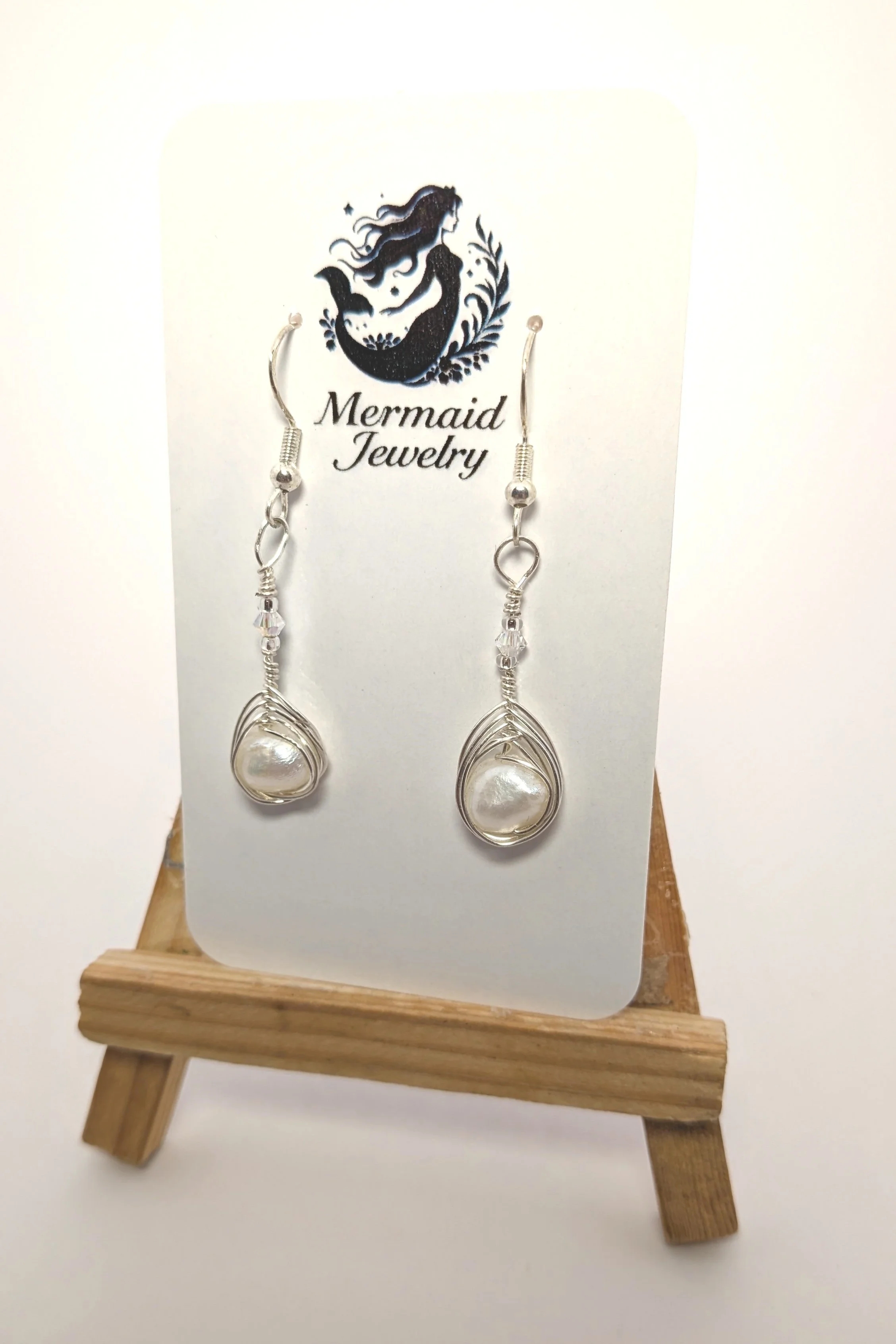 Born in quiet, hidden waters, freshwater pearls carry the soft glow of moonlight reflected on a still sea.
Each one forms slowly and naturally, shaped by time, water, and the rhythm of the earth — just the way a mermaid would want it.
Delicate yet lu