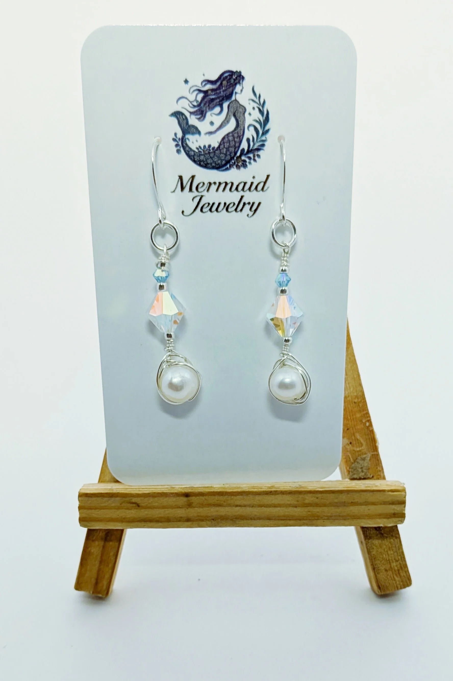 Born in quiet, hidden waters, freshwater pearls carry the soft glow of moonlight reflected on a still sea.
Each one forms slowly and naturally, shaped by time, water, and the rhythm of the earth — just the way a mermaid would want it.
Delicate yet lu