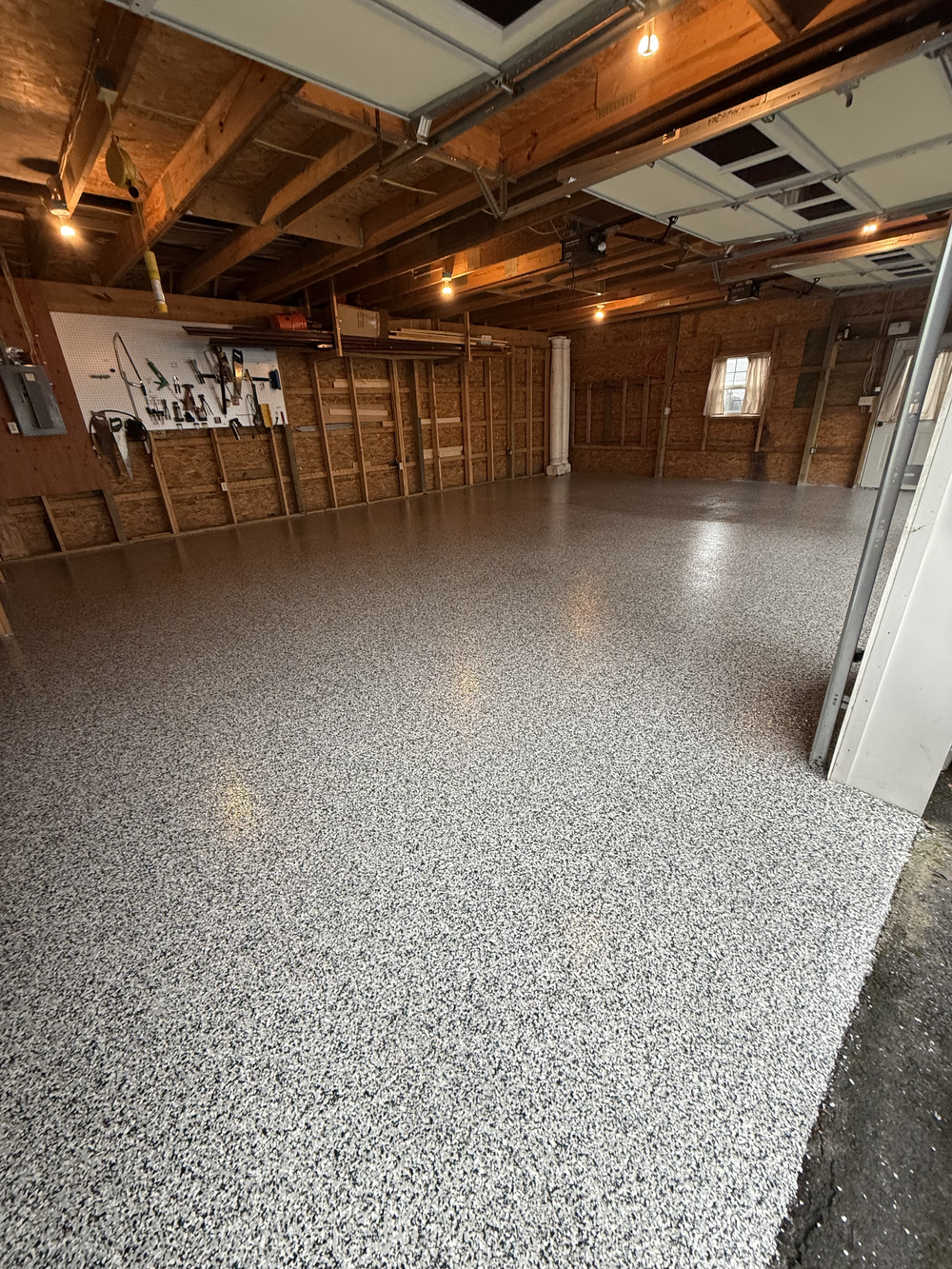 Garage polymer flake floor with polyaspartic topcoat