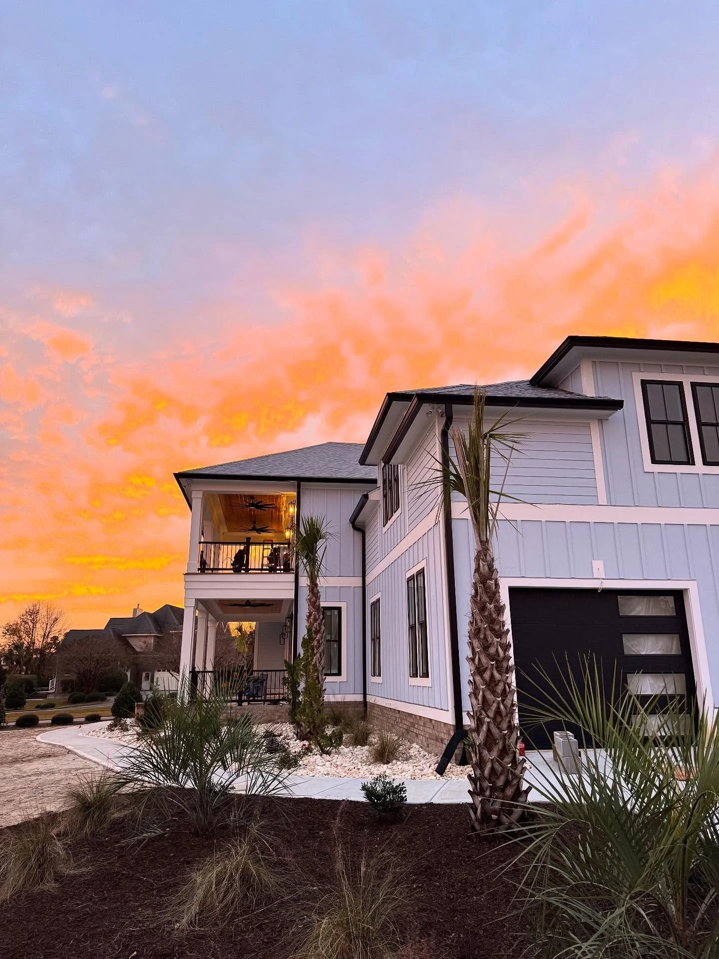 Enjoying the sunset &amp; new landscaping at this gorgeous custom home as we get closer to move in 🌅🌴 

#coastalhome #coastalhomes #coastalliving #customhomebuilder #northcarolinaliving #northcarolinahomes #curbappealgoals #landscapedesigns #coasta