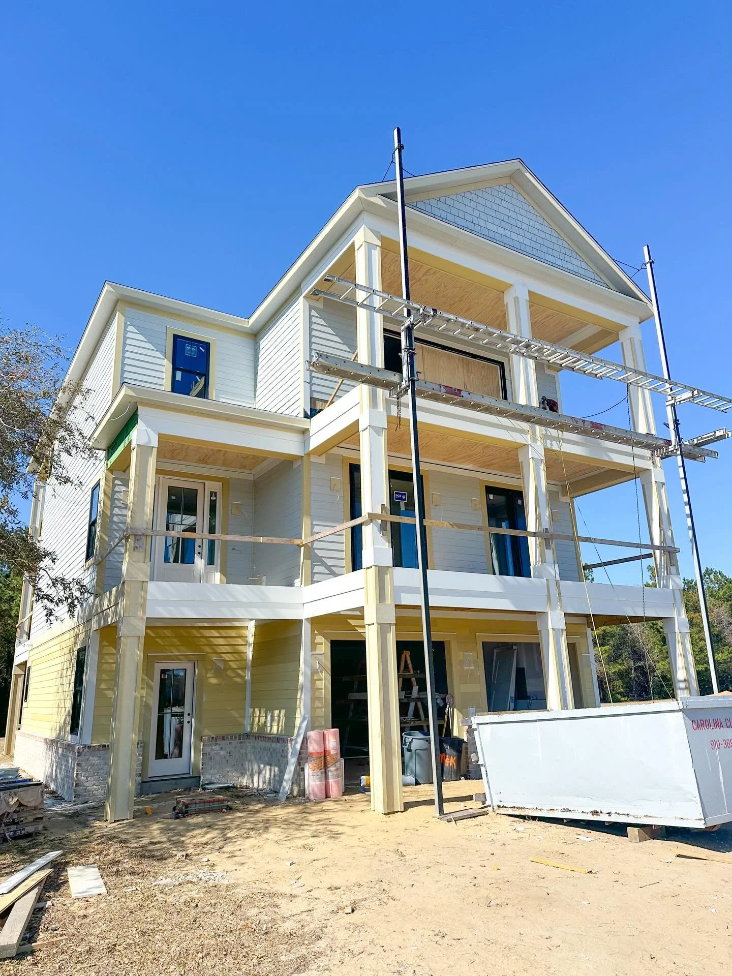 Wrapping up siding and sheetrock at this Cannonsgate spec. Can&rsquo;t wait to share the fun selections we have going in this coastal home! 

#coastalliving #coastalhome #coastalhomes #coastalmodern #coastalnc