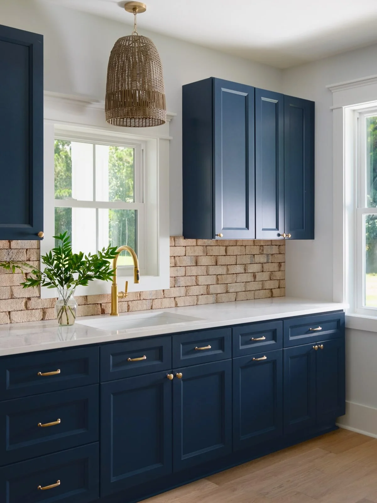 This kitchenette is full of texture and personality! Even your secondary spaces can be fun, practical, and add a little pizazz to your home 💙

📸: @realistimages