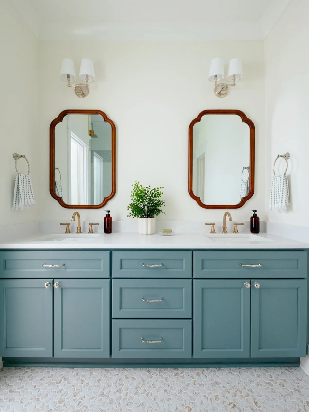 double trouble 

#bathroomgoals #bathroomvanity #bathroomvanities #bathroomaccessories #guestbath