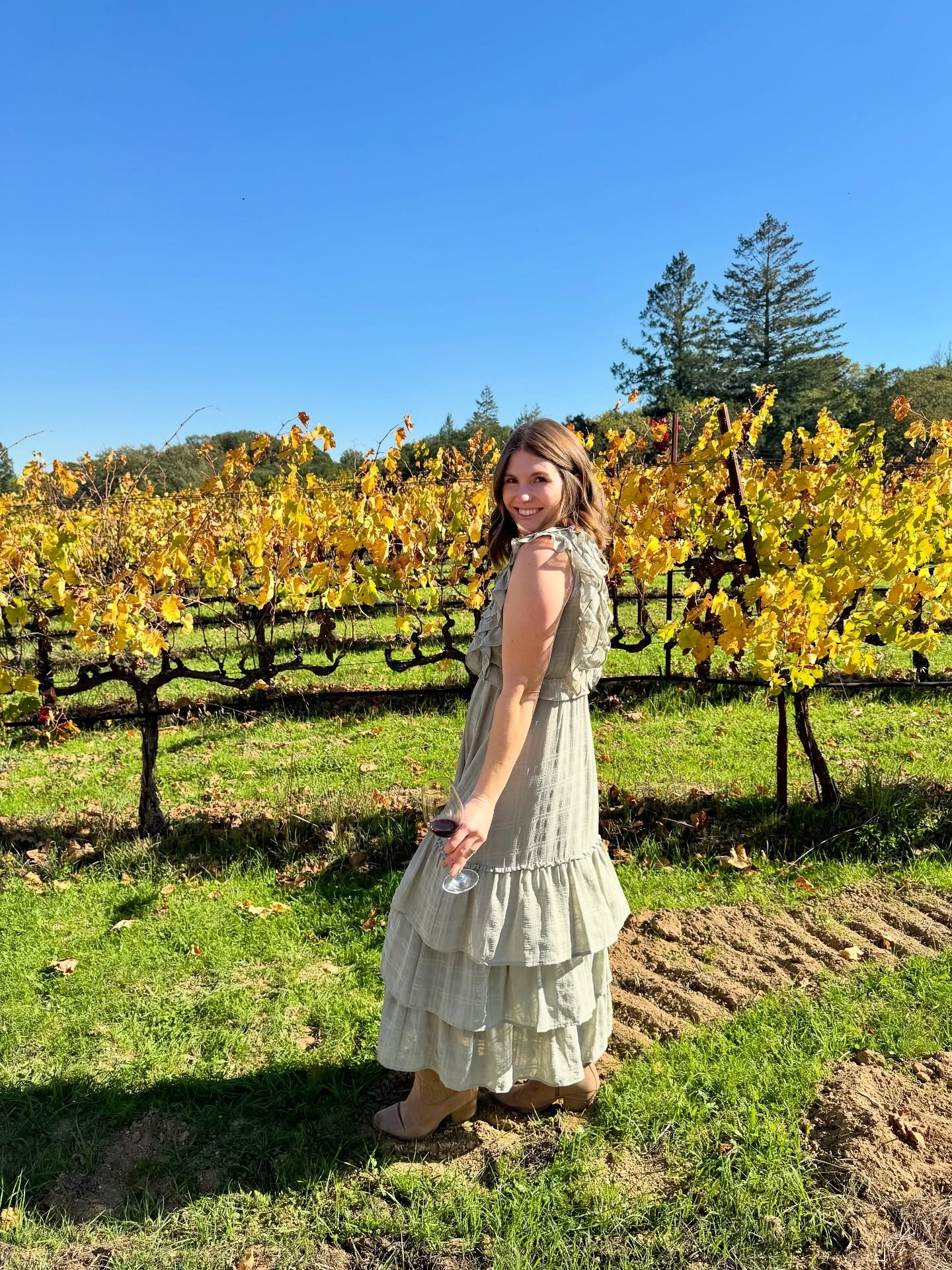 Fall in Wine Country. Not much better. 🍂

Dress is from @hushupclothingboutique in Windsor. They always have amazing pieces! 

Thank you @hawleywinery for the backdrop 😍 CCOF vines tucked in the beautiful Dry Creek Valley. 

Photo credit: @karasyl
