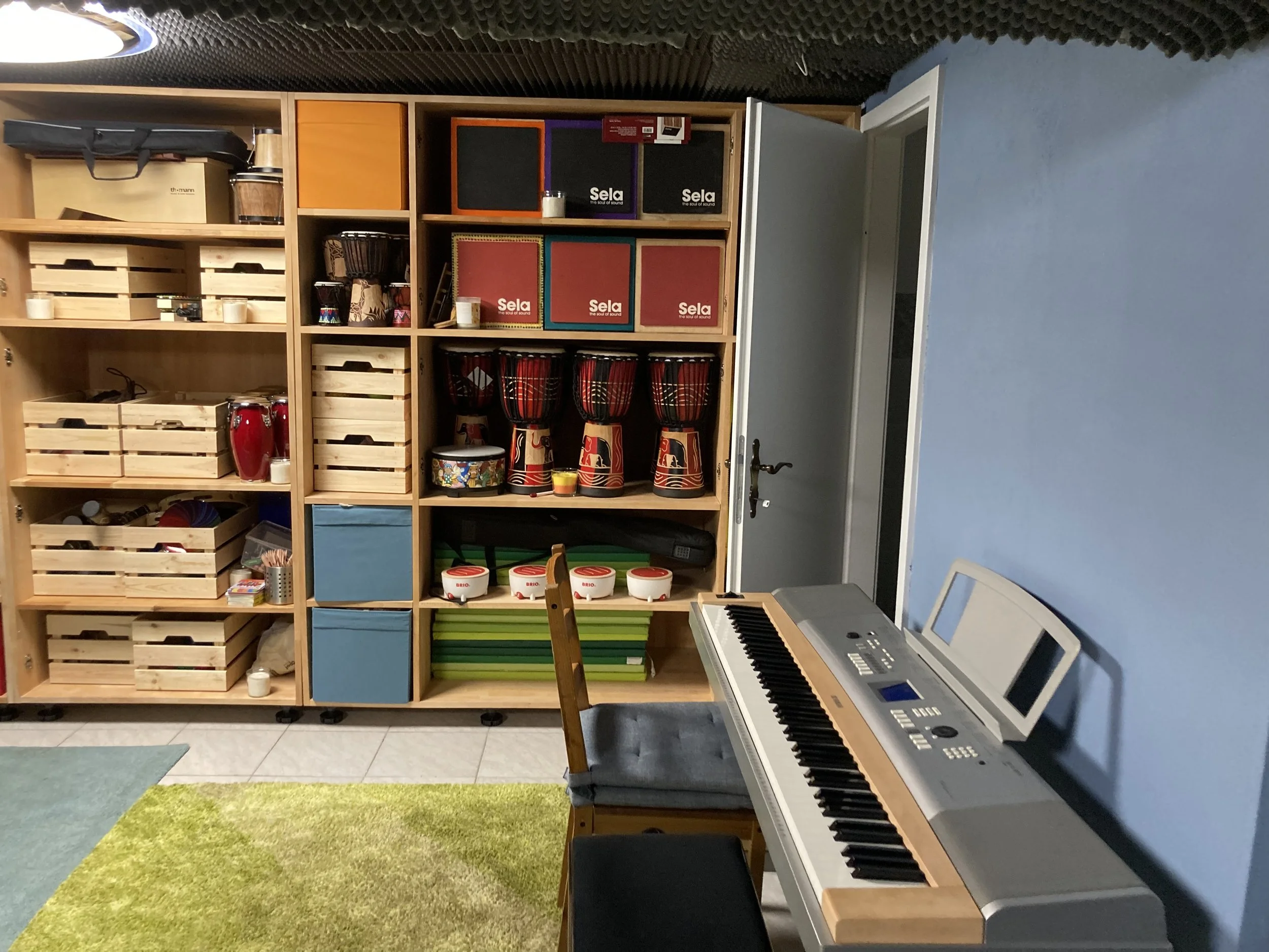 Musikraum mit Musikinstrumenten