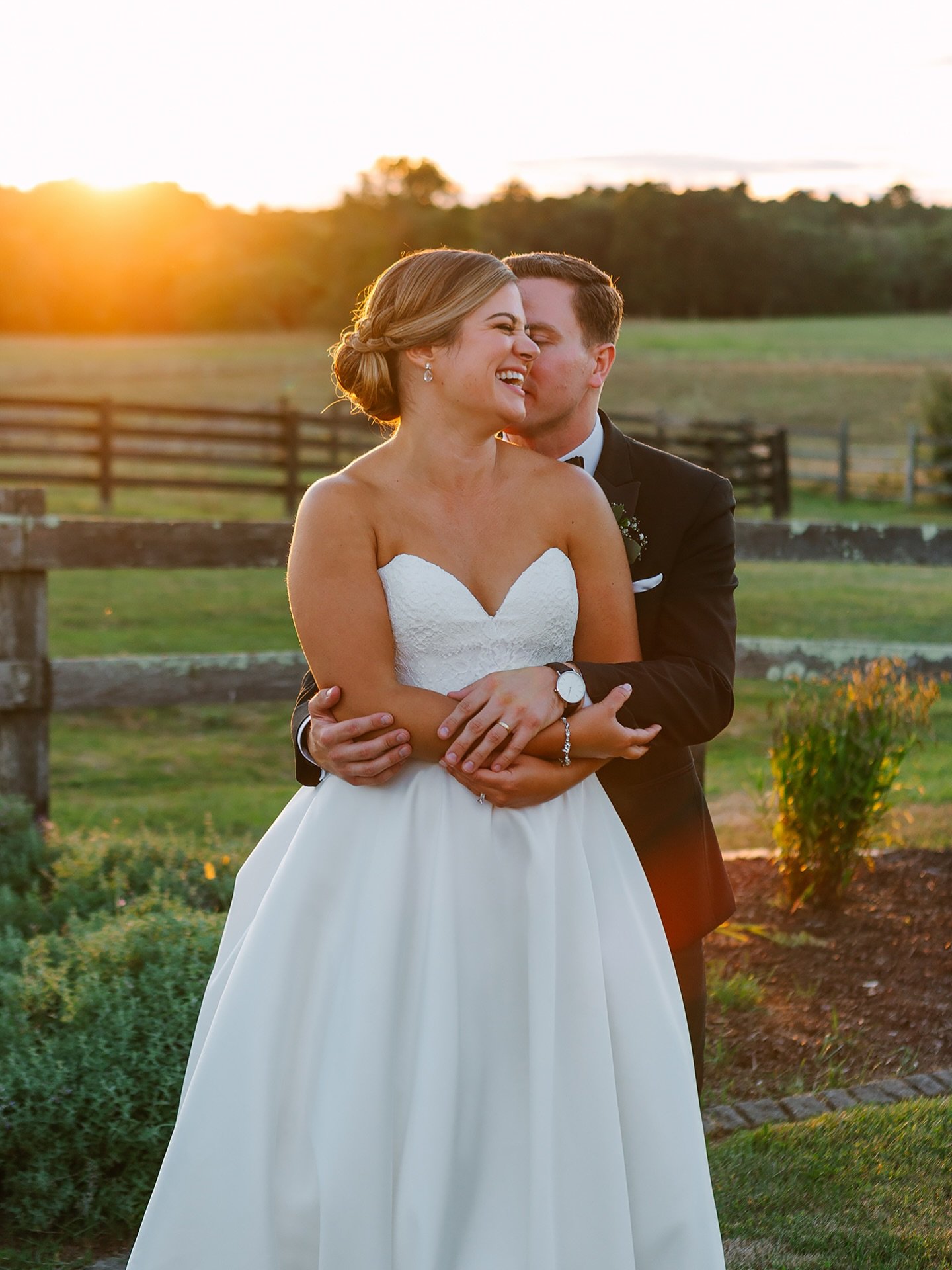 Throwback to this perfect golden hour, while we pretend winter isn&rsquo;t currently plotting something dramatic. 😒

.
.
.
.
.
.
#newenglandwedding #rhodeislandwedding #newportwedding #luxuryweddingphotographer #editorialwedding