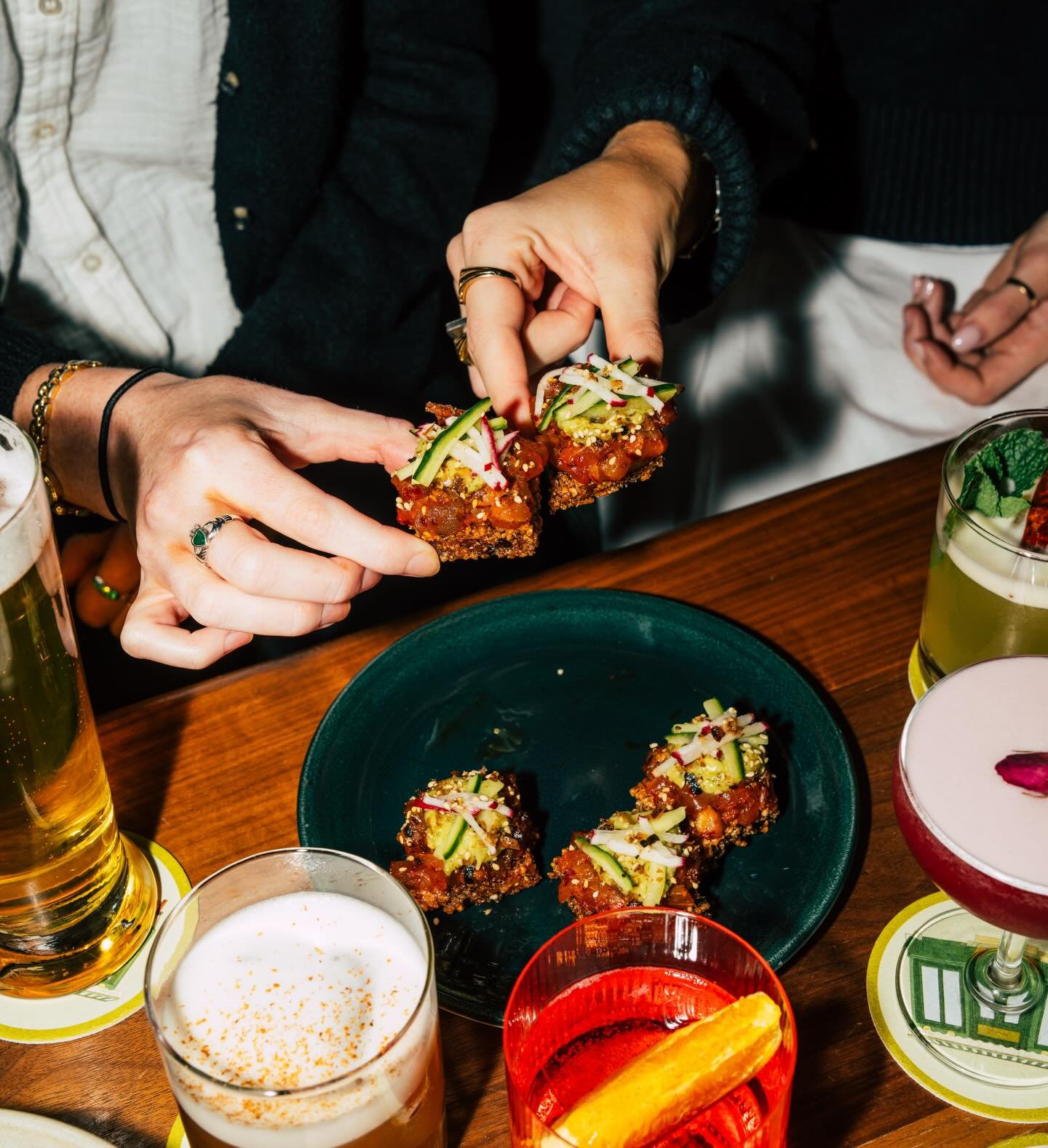 Helllllllo Tuesday! We&rsquo;re cheersing to $9 Margaritas and $3 Crispy Tuna Bites 
++ happy hour all day till 7! 🙌🏽