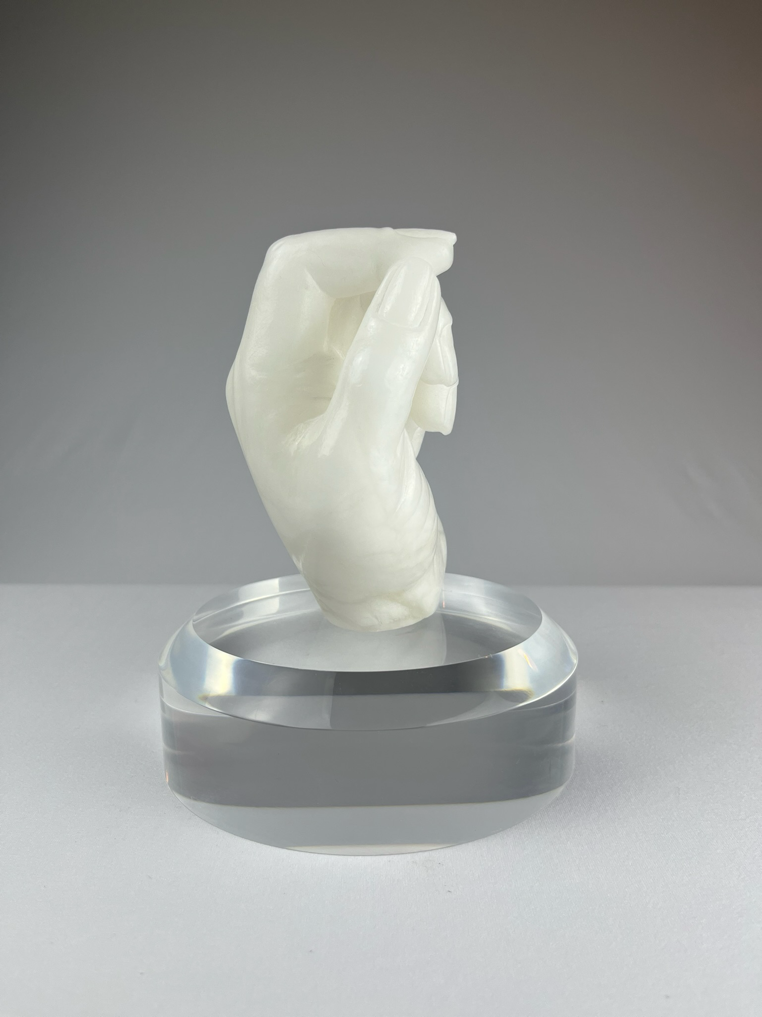 Bella Mano Sinistra No.1, 2023, alabaster – 13 x 9 x 10 cm/ 5 x 3.5 x 4 in.