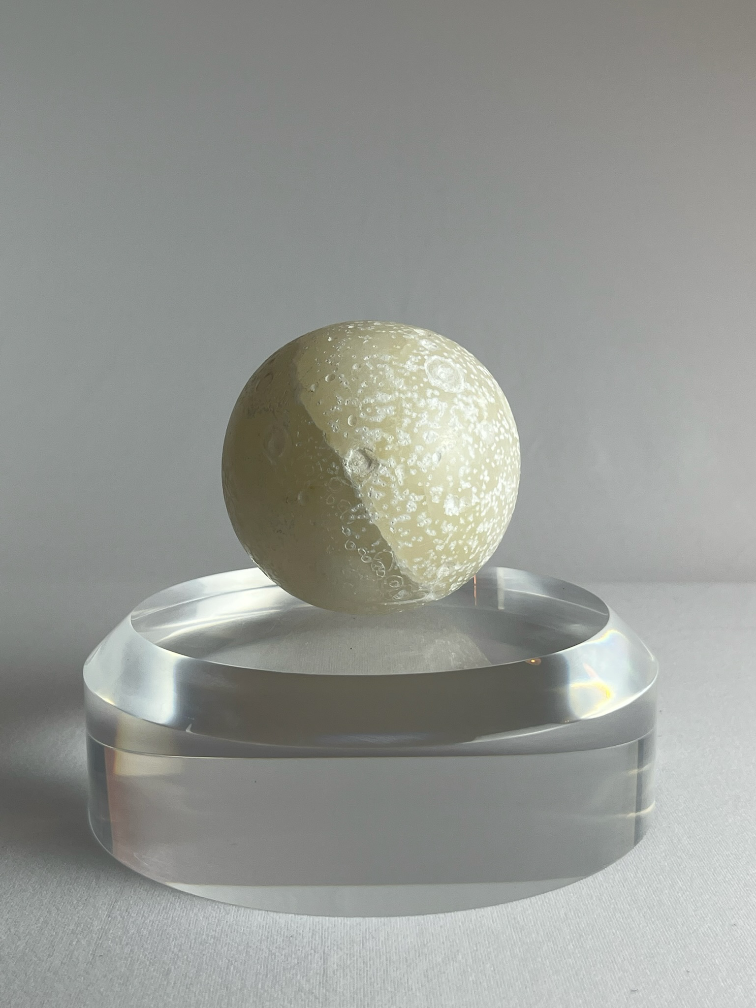 Lunita, 2023, alabaster – 8.25 x 8.25 x 8.25 cm/ 3.25 x 3.25 x 3.25 in.