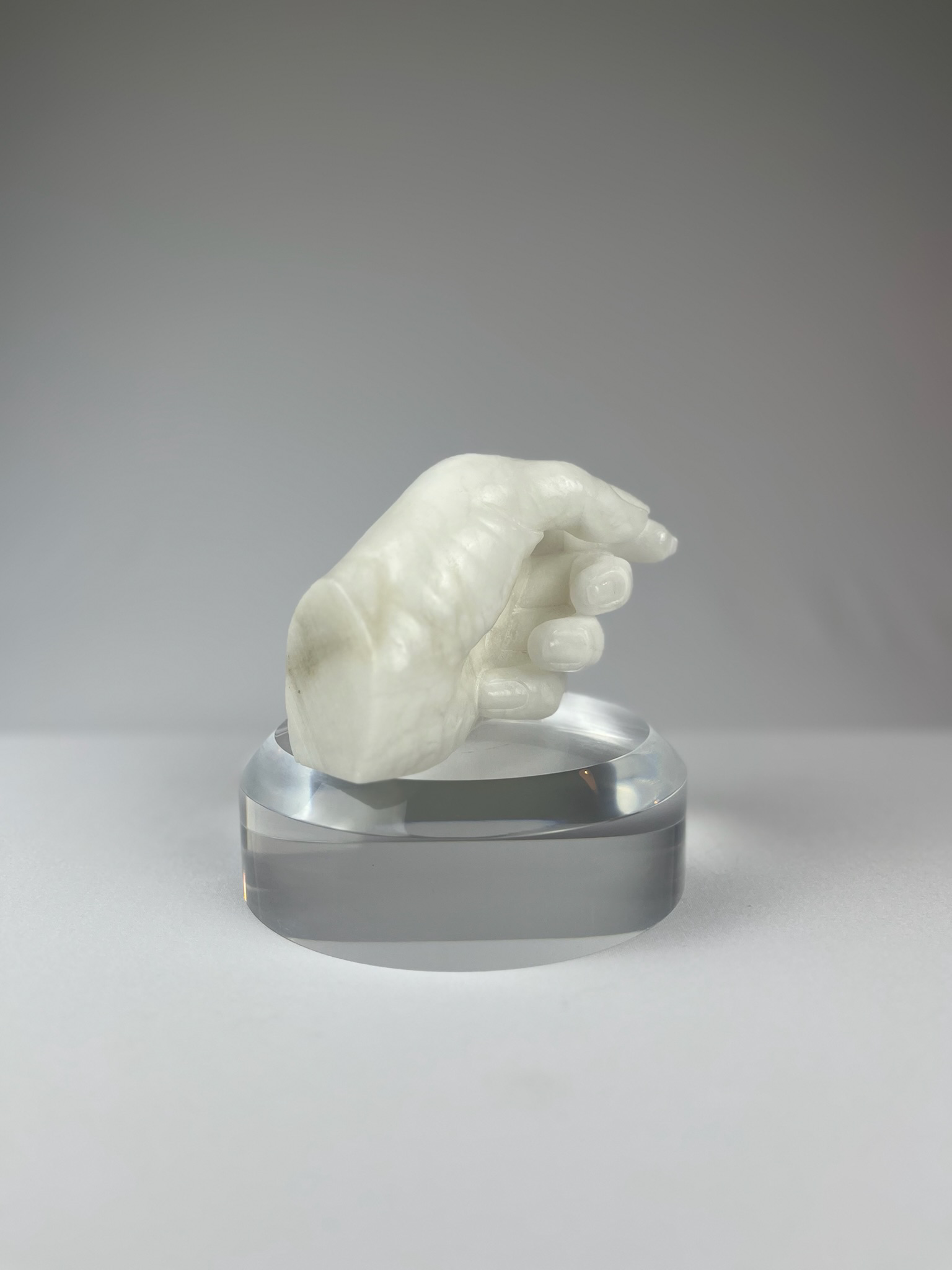 Bella Mano Sinistra No.1, 2023, alabaster – 13 x 9 x 10 cm/ 5 x 3.5 x 4 in.