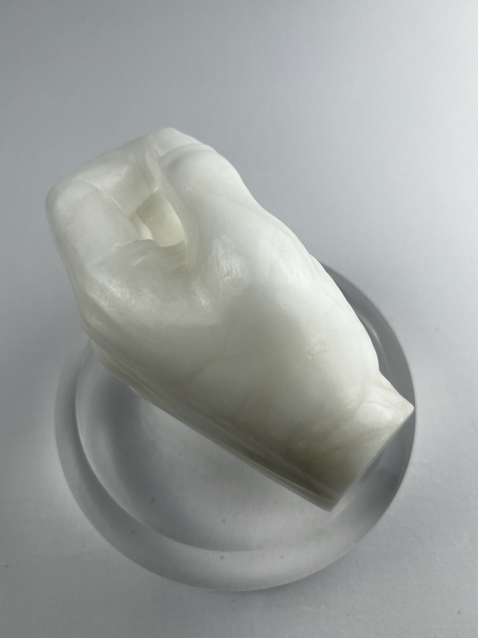 Bella Mano Sinistra No.1, 2023, alabaster – 13 x 9 x 10 cm/ 5 x 3.5 x 4 in.