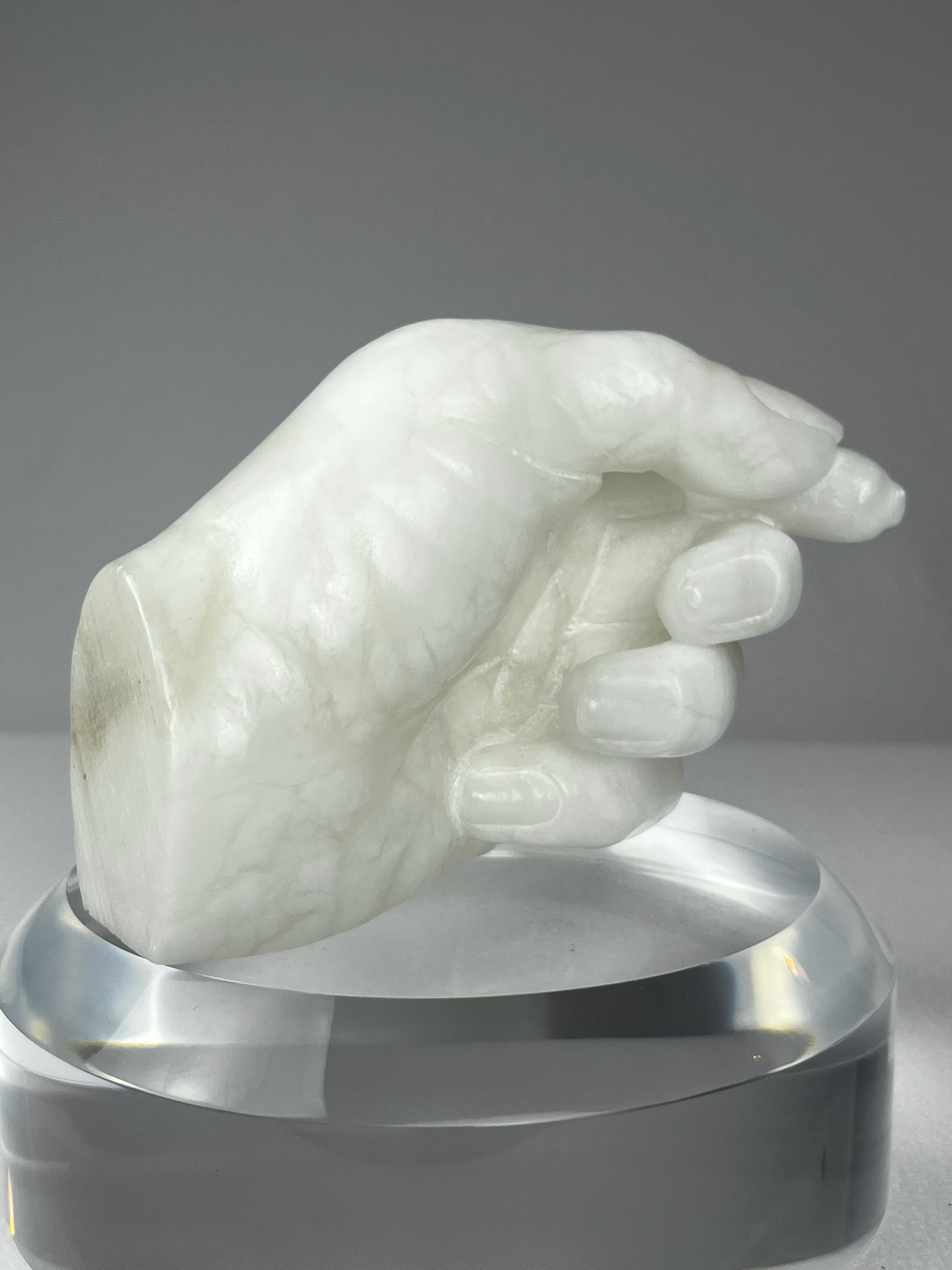 Bella Mano Sinistra No.1, 2023, alabaster – 13 x 9 x 10 cm/ 5 x 3.5 x 4 in.