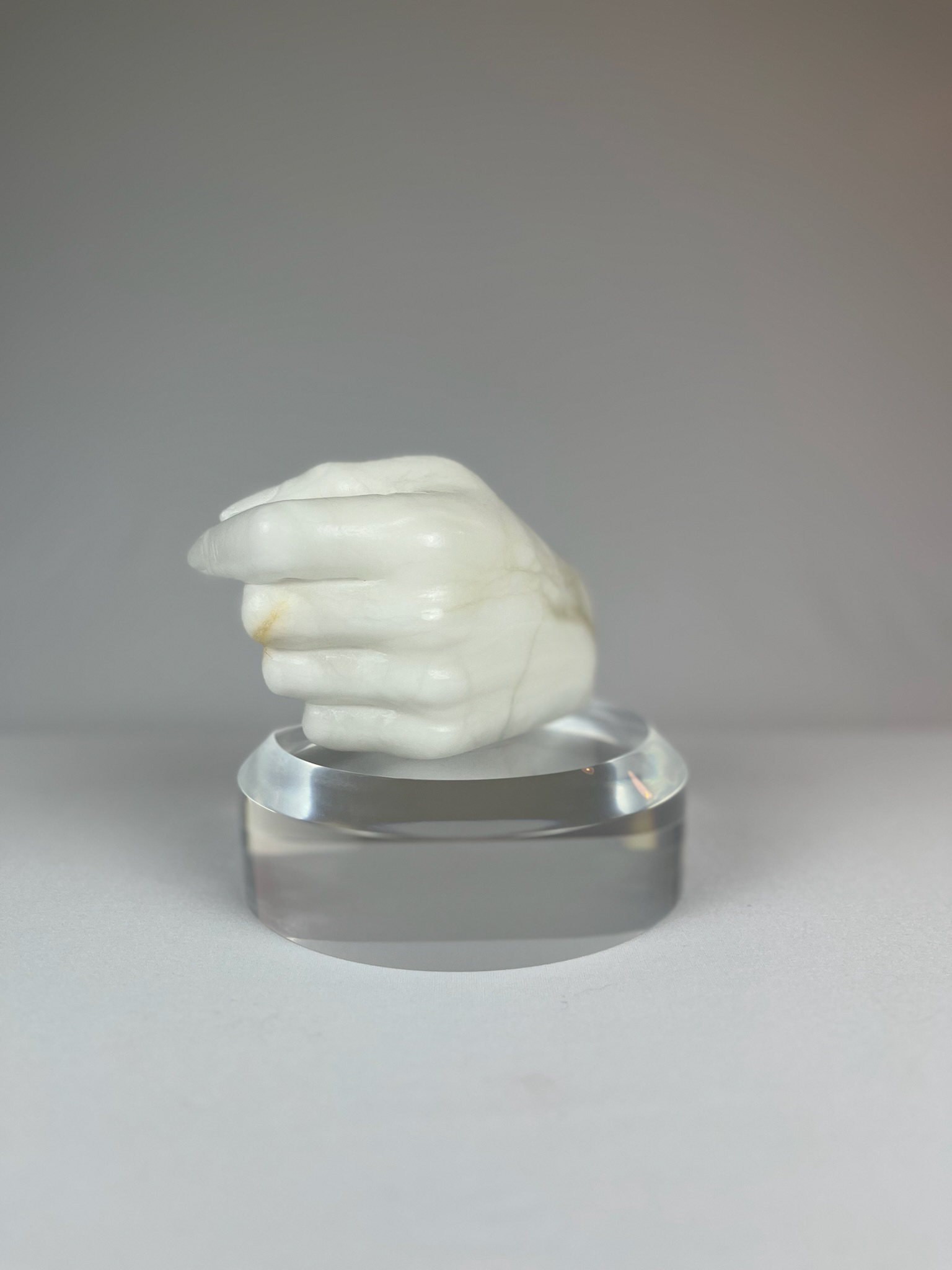 Bella Mano Sinistra No.1, 2023, alabaster – 13 x 9 x 10 cm/ 5 x 3.5 x 4 in.