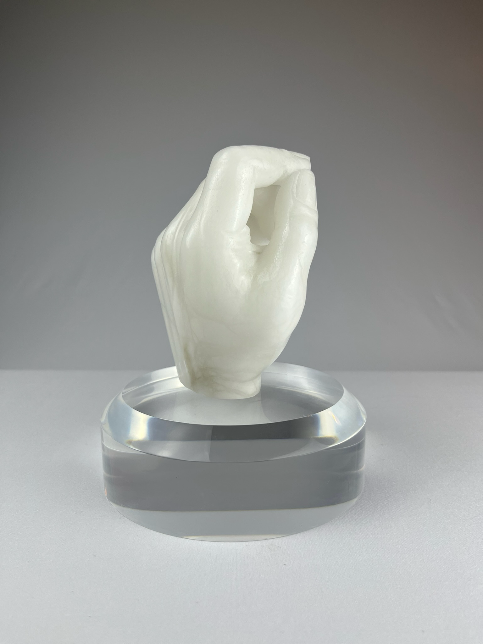 Bella Mano Sinistra No.1, 2023, alabaster – 13 x 9 x 10 cm/ 5 x 3.5 x 4 in.