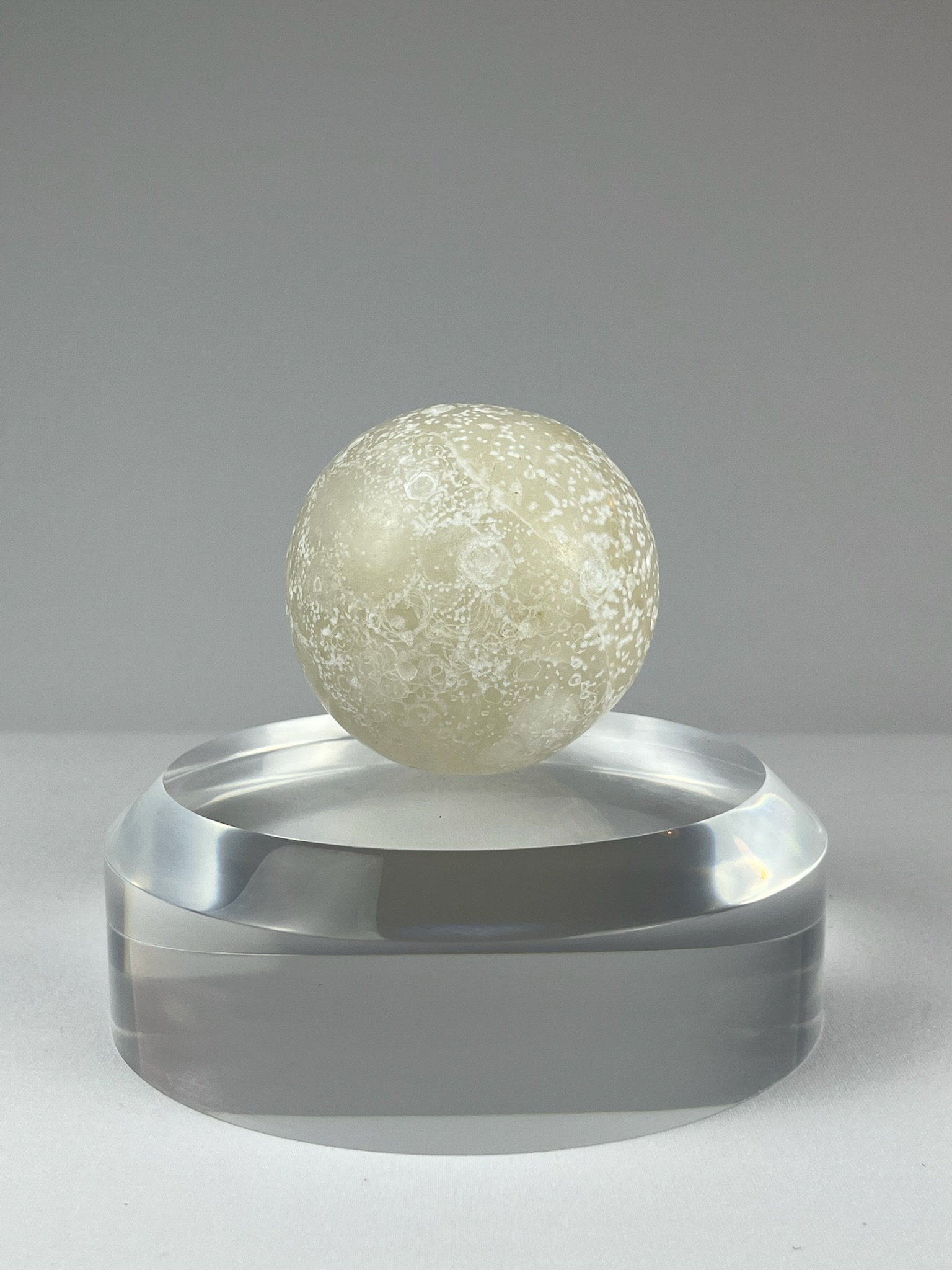 Lunita, 2023, alabaster – 8.25 x 8.25 x 8.25 cm/ 3.25 x 3.25 x 3.25 in.