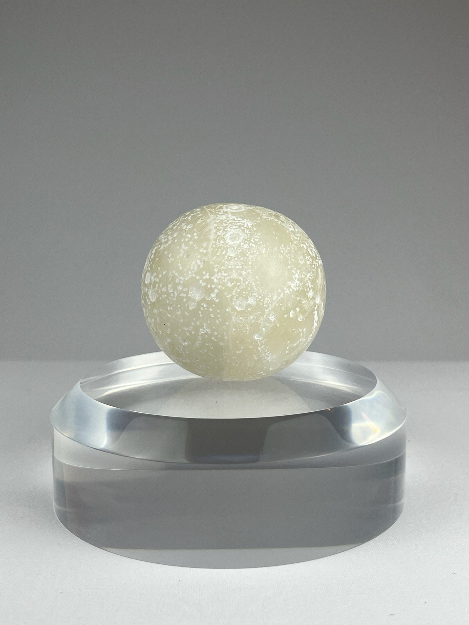 Lunita, 2023, alabaster – 8.25 x 8.25 x 8.25 cm/ 3.25 x 3.25 x 3.25 in.