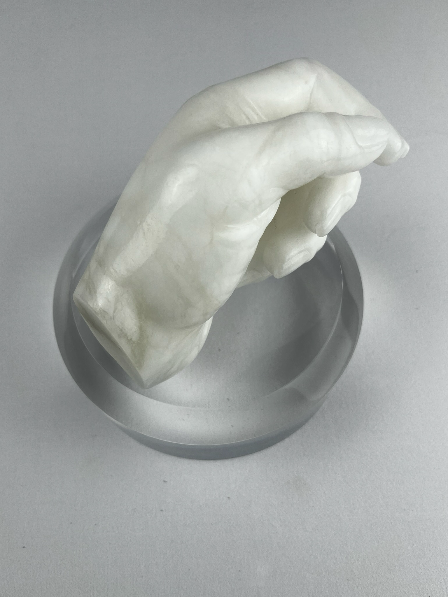 Bella Mano Sinistra No.1, 2023, alabaster – 13 x 9 x 10 cm/ 5 x 3.5 x 4 in.