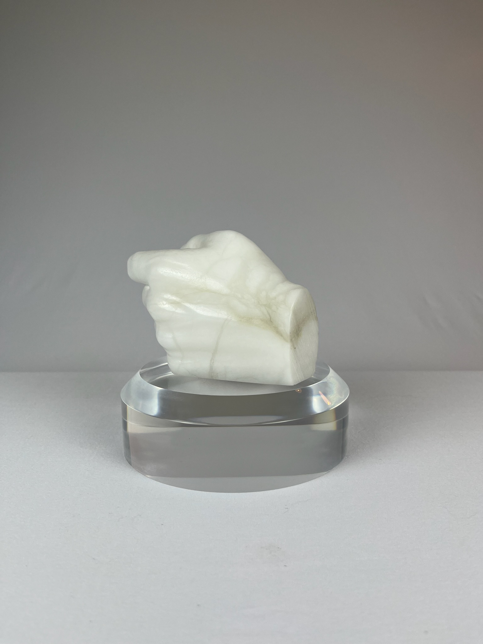 Bella Mano Sinistra No.1, 2023, alabaster – 13 x 9 x 10 cm/ 5 x 3.5 x 4 in.