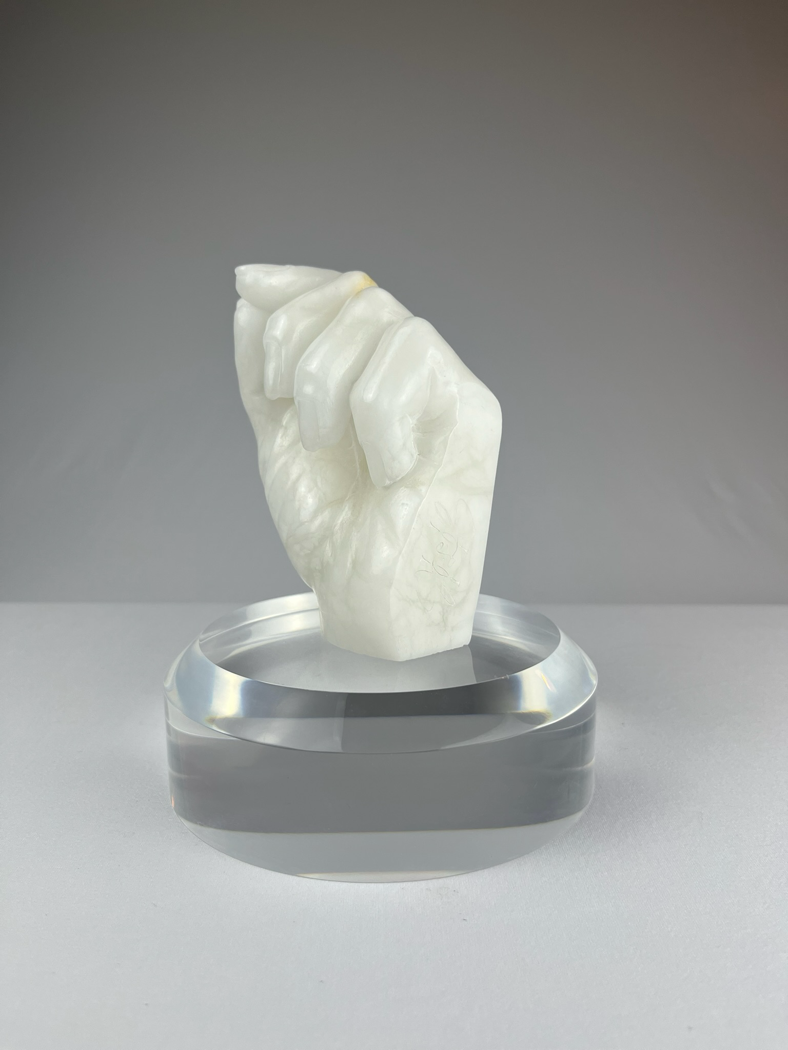 Bella Mano Sinistra No.1, 2023, alabaster – 13 x 9 x 10 cm/ 5 x 3.5 x 4 in.