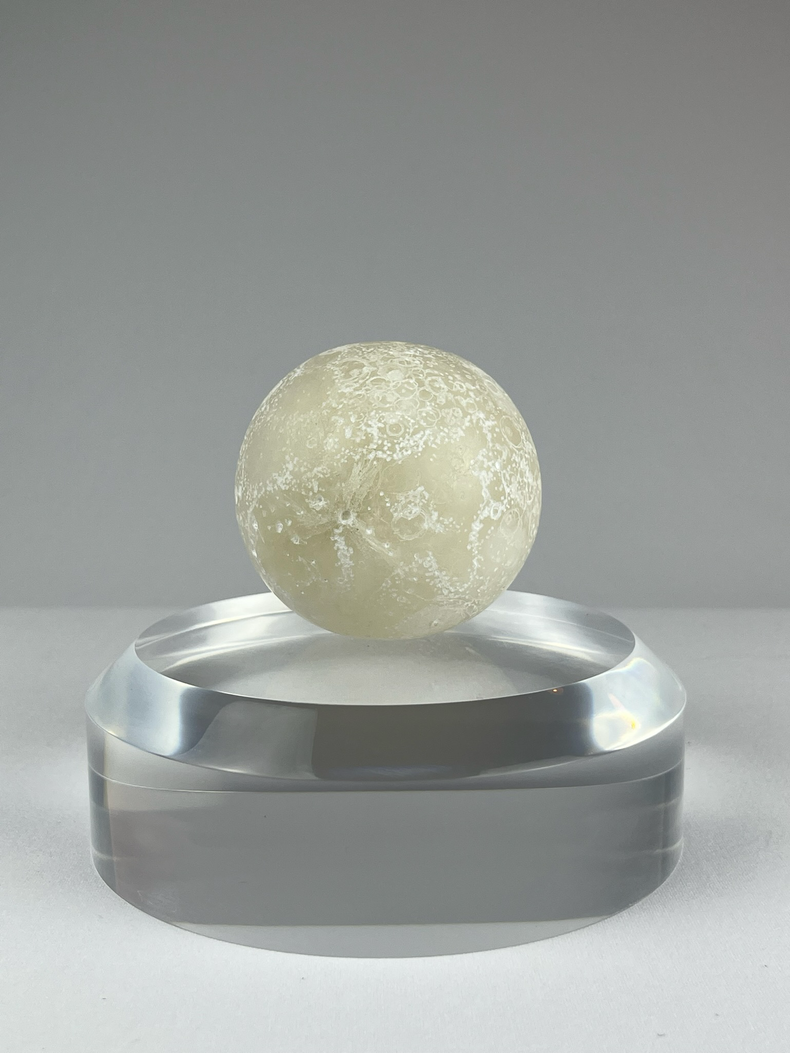Lunita, 2023, alabaster – 8.25 x 8.25 x 8.25 cm/ 3.25 x 3.25 x 3.25 in.