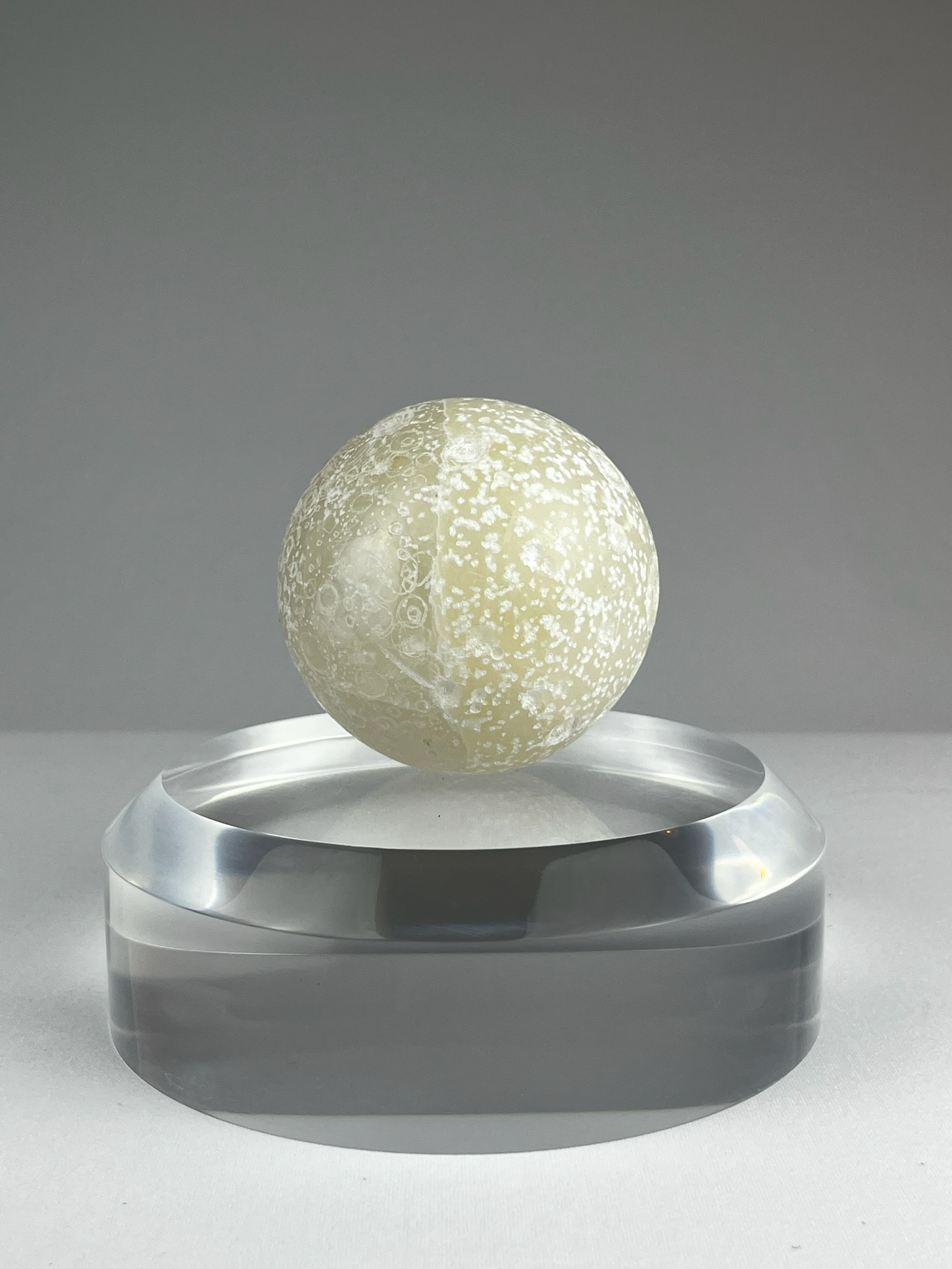 Lunita, 2023, alabaster – 8.25 x 8.25 x 8.25 cm/ 3.25 x 3.25 x 3.25 in.