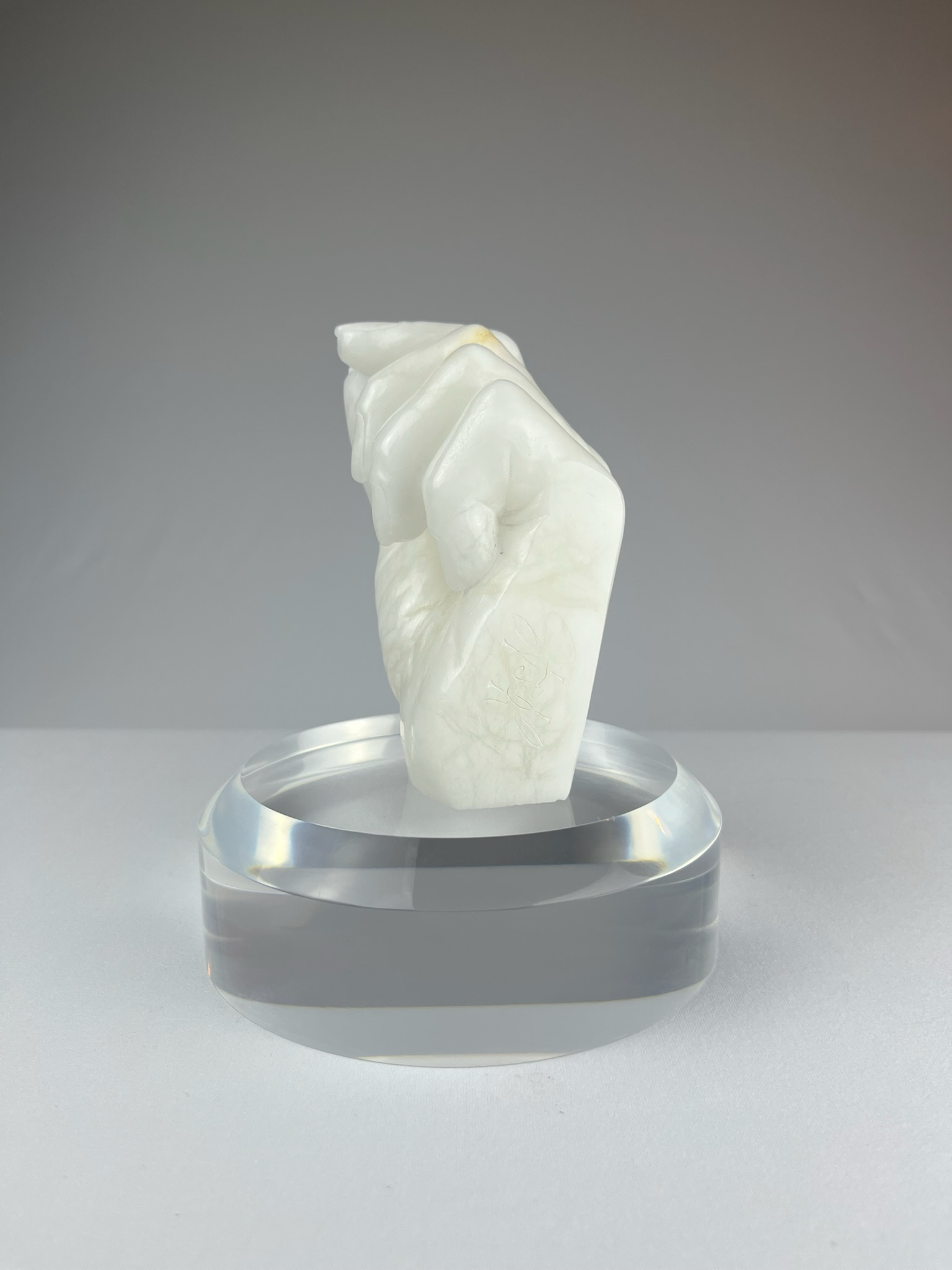 Bella Mano Sinistra No.1, 2023, alabaster – 13 x 9 x 10 cm/ 5 x 3.5 x 4 in.