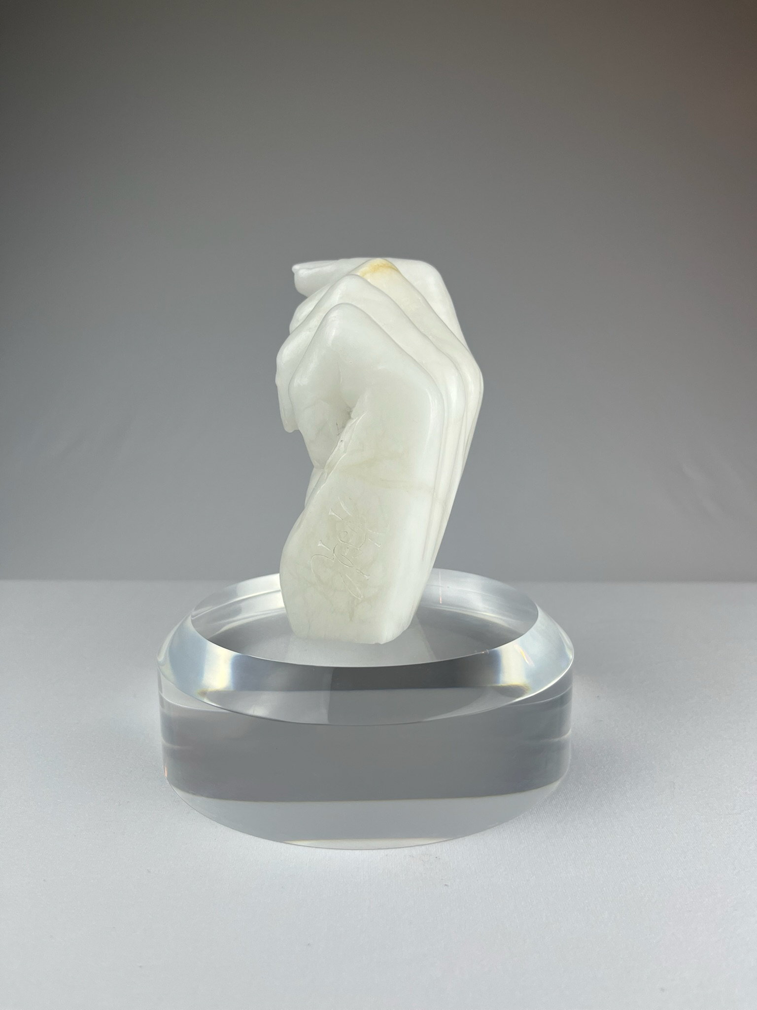 Bella Mano Sinistra No.1, 2023, alabaster – 13 x 9 x 10 cm/ 5 x 3.5 x 4 in.