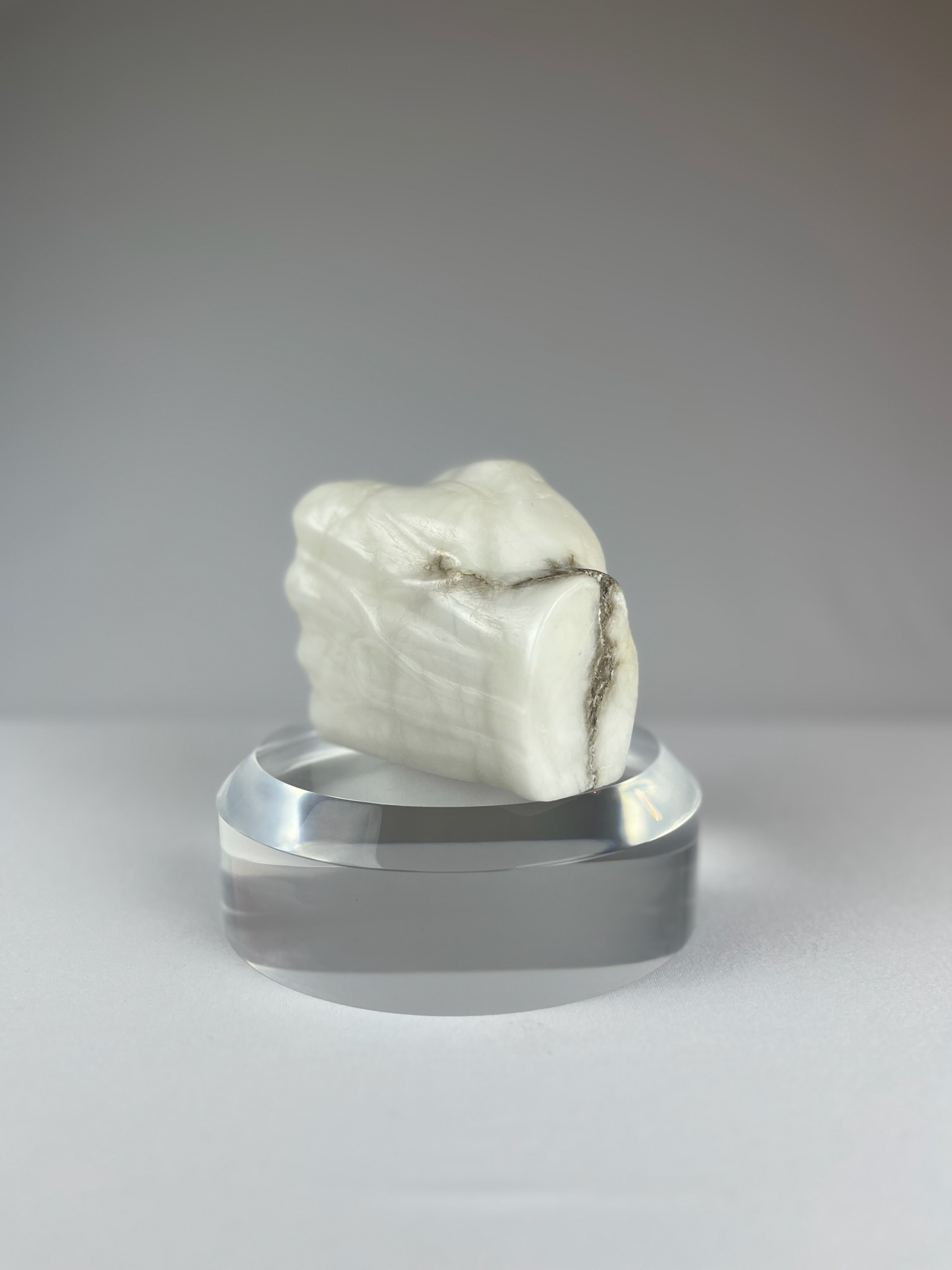 Presa Sciolta No. 1, 2022, alabaster – 13 x 9 x 10 cm/ 5 x 3.5 x 4 in.