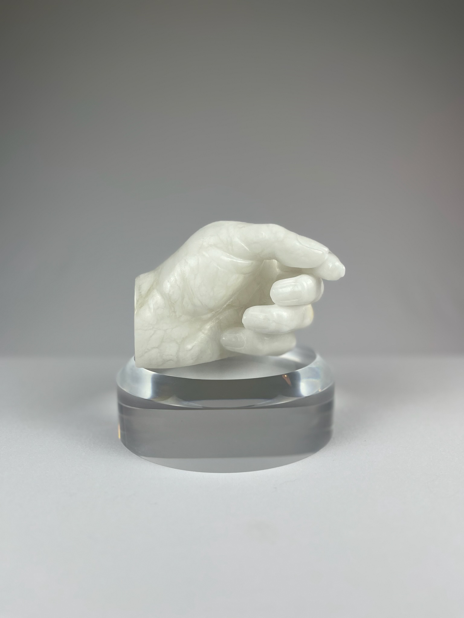 Bella Mano Sinistra No.1, 2023, alabaster – 13 x 9 x 10 cm/ 5 x 3.5 x 4 in.