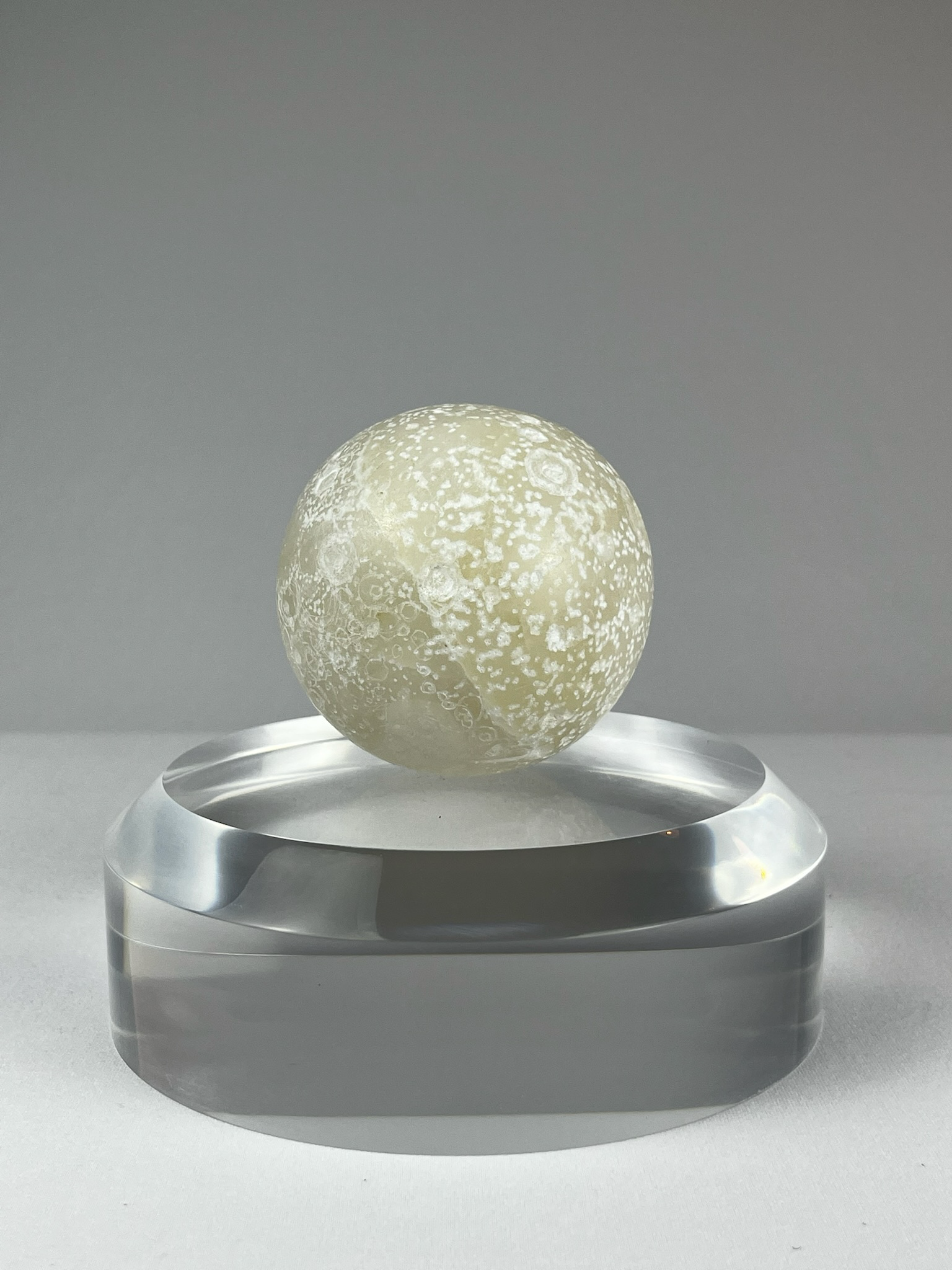 Lunita, 2023, alabaster – 8.25 x 8.25 x 8.25 cm/ 3.25 x 3.25 x 3.25 in.