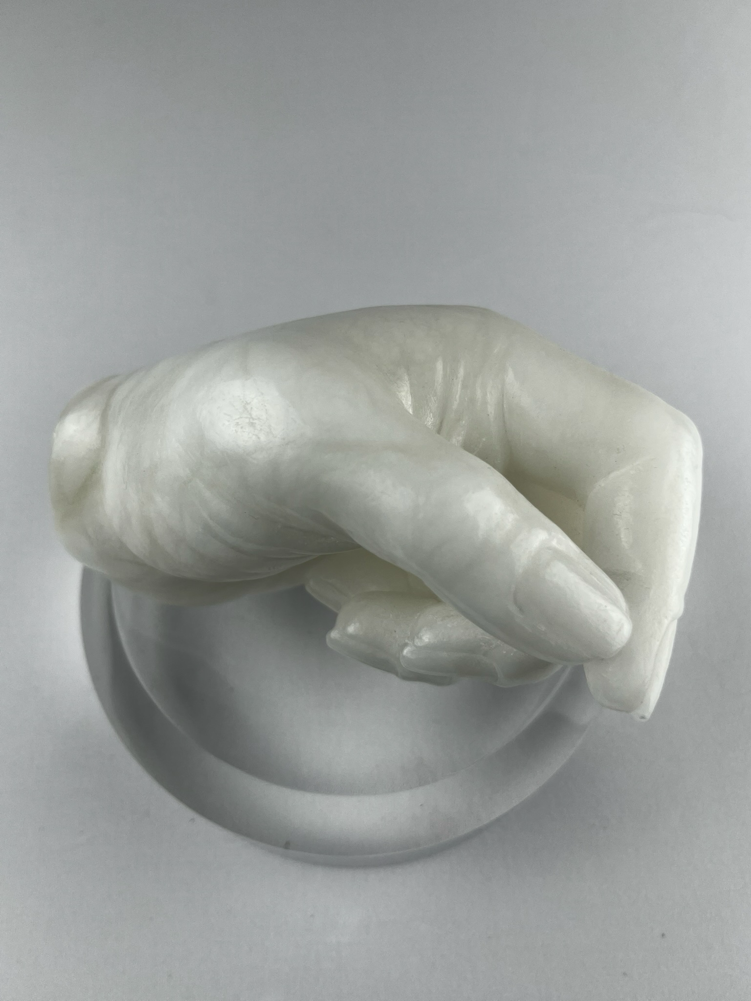Bella Mano Sinistra No.1, 2023, alabaster – 13 x 9 x 10 cm/ 5 x 3.5 x 4 in.