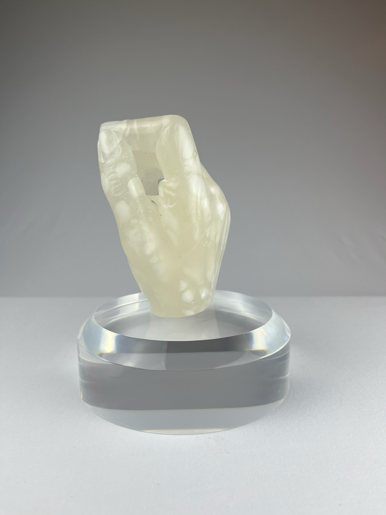 Bella Mano Destra No. 1, 2024, alabaster – 13 x 9 x 10 cm/ 5 x 3.5 x 4 in.