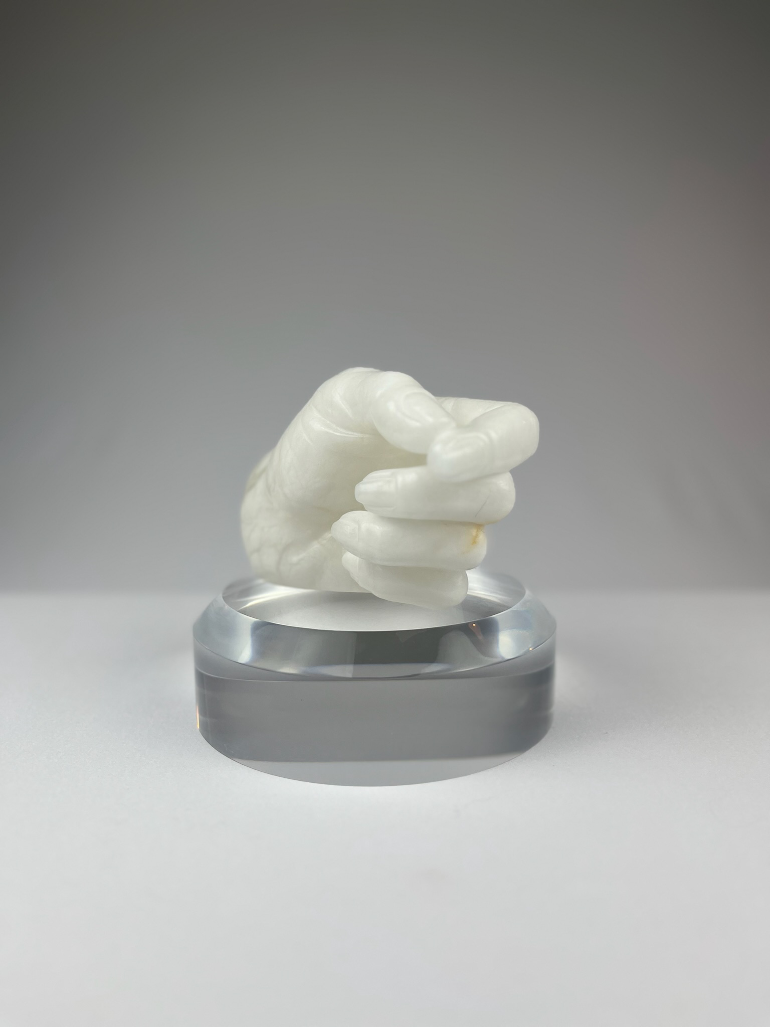 Bella Mano Sinistra No.1, 2023, alabaster – 13 x 9 x 10 cm/ 5 x 3.5 x 4 in.