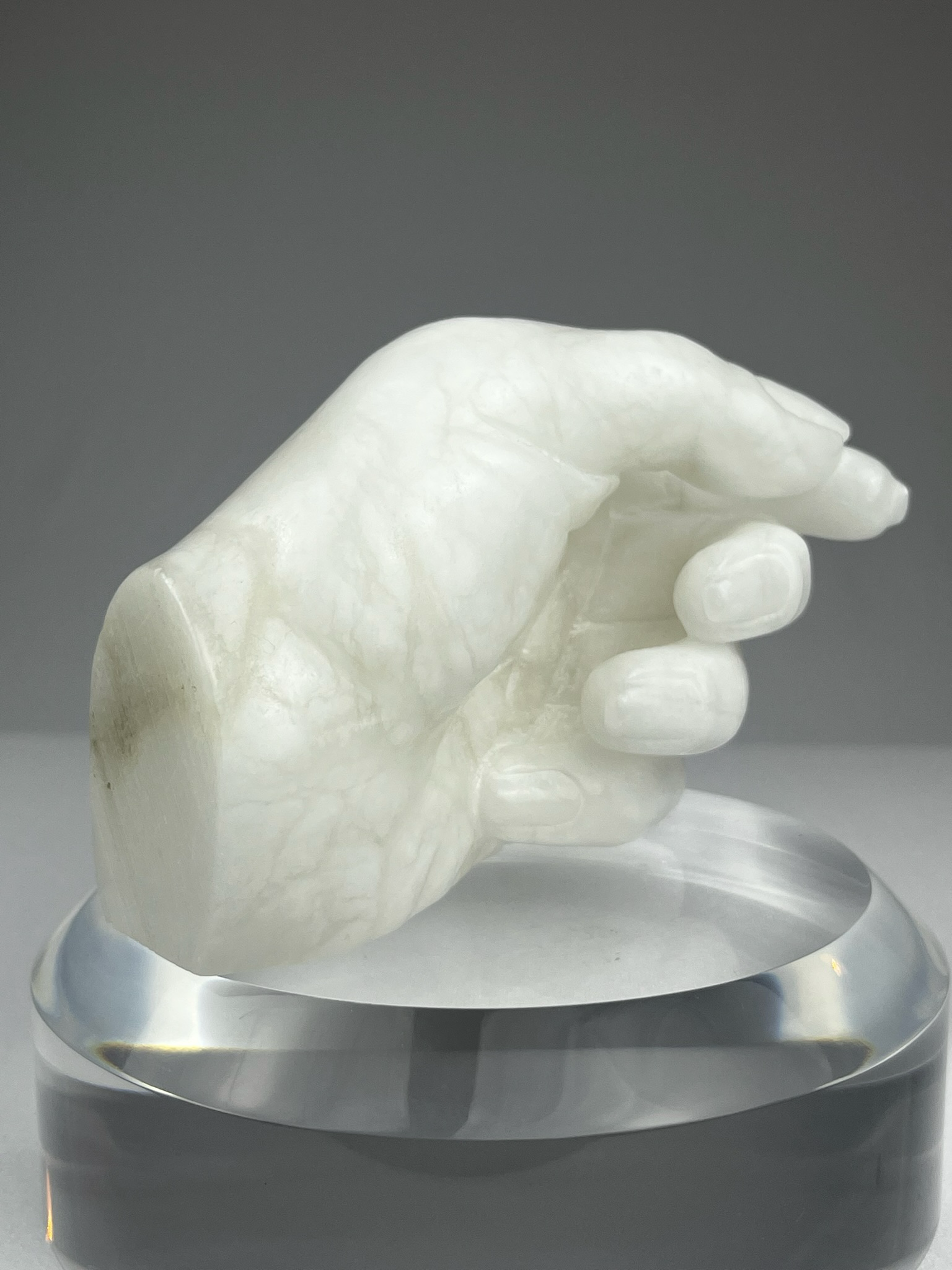Bella Mano Sinistra No.1, 2023, alabaster – 13 x 9 x 10 cm/ 5 x 3.5 x 4 in.