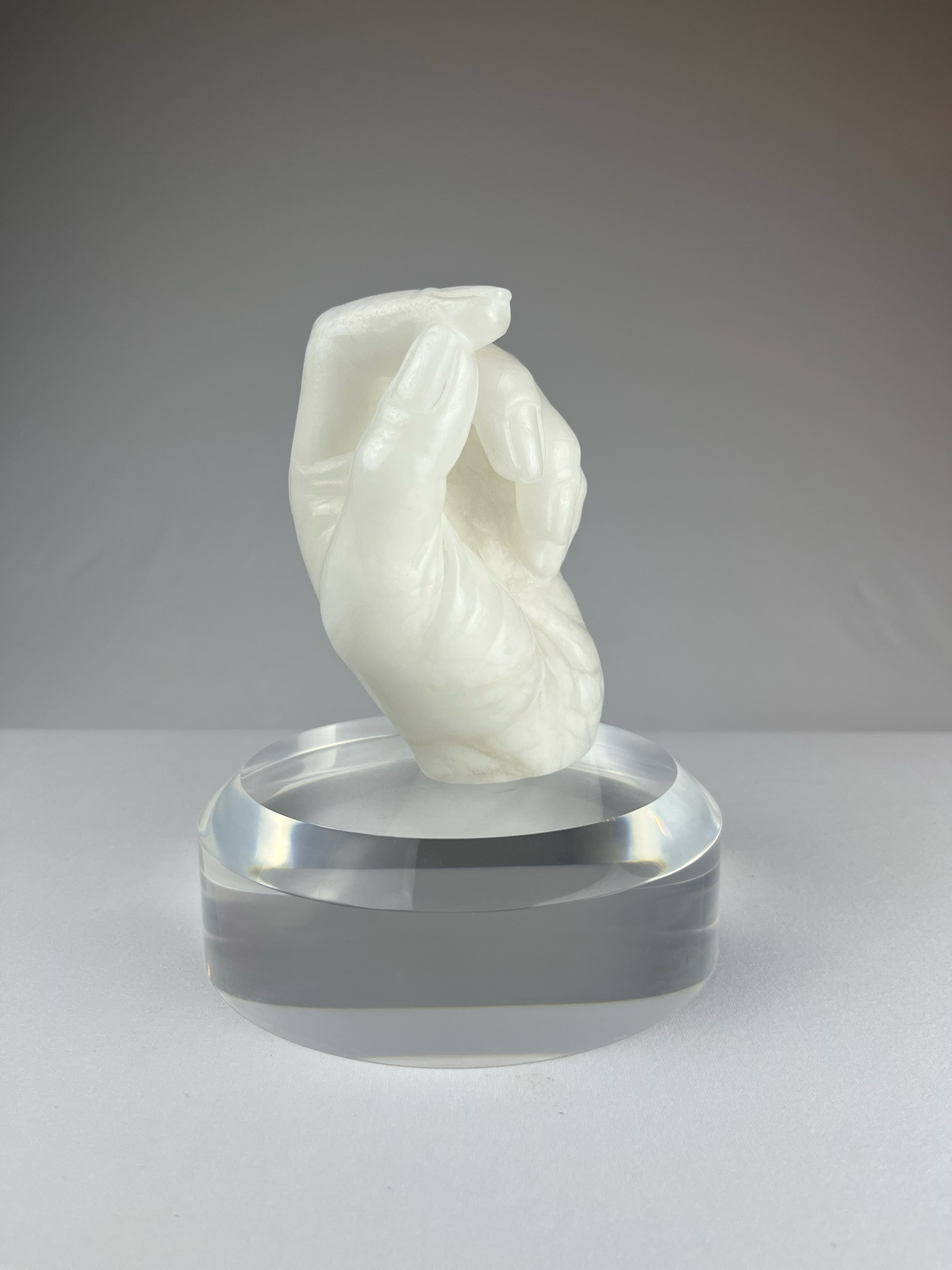 Bella Mano Sinistra No.1, 2023, alabaster – 13 x 9 x 10 cm/ 5 x 3.5 x 4 in.