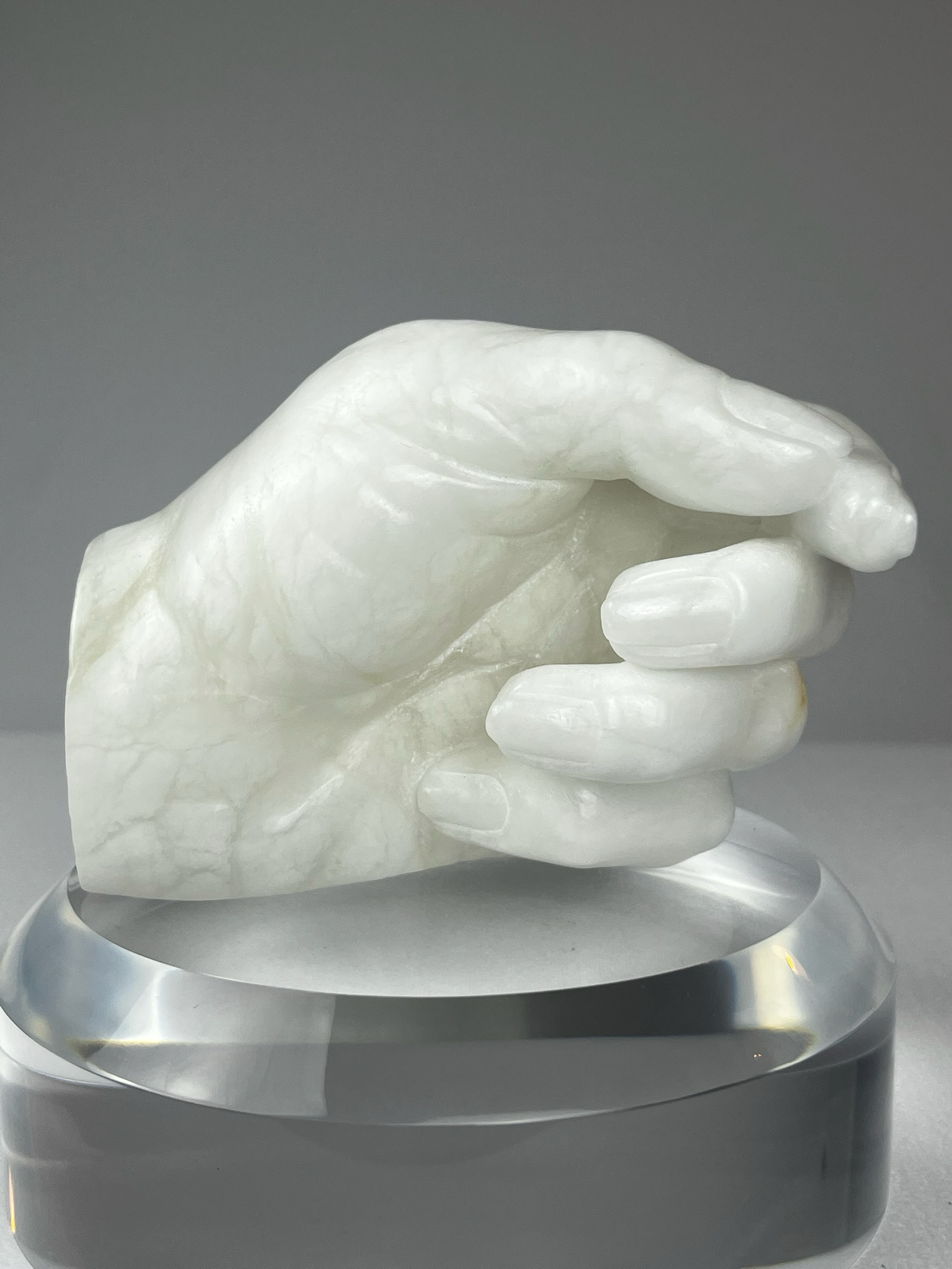 Bella Mano Sinistra No.1, 2023, alabaster – 13 x 9 x 10 cm/ 5 x 3.5 x 4 in.
