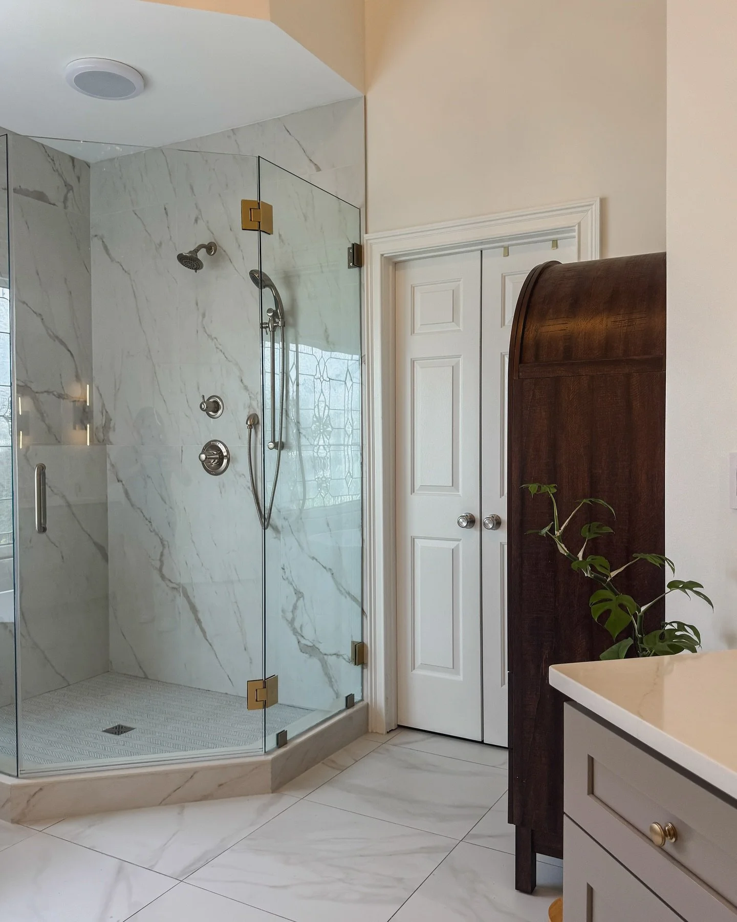 moody &amp; modern 🤎🫧

SWIPE to see this transformation! 😍 the angles of the walls &amp; set up made this master bathroom feel small &amp; tight. Opening up the space, upgrading the vanities, installing a new standalone tub + elongating the shower