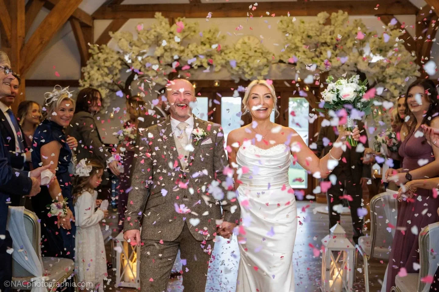 Lucinda & Simon 💍
Seven sausages were buried🌭… and the rain still came! 🌧️
But honestly, it didn’t matter one bit. From the moment I arrived at @sandholeoakbarnweddings , the banter, love, and energy between these two (and everyo