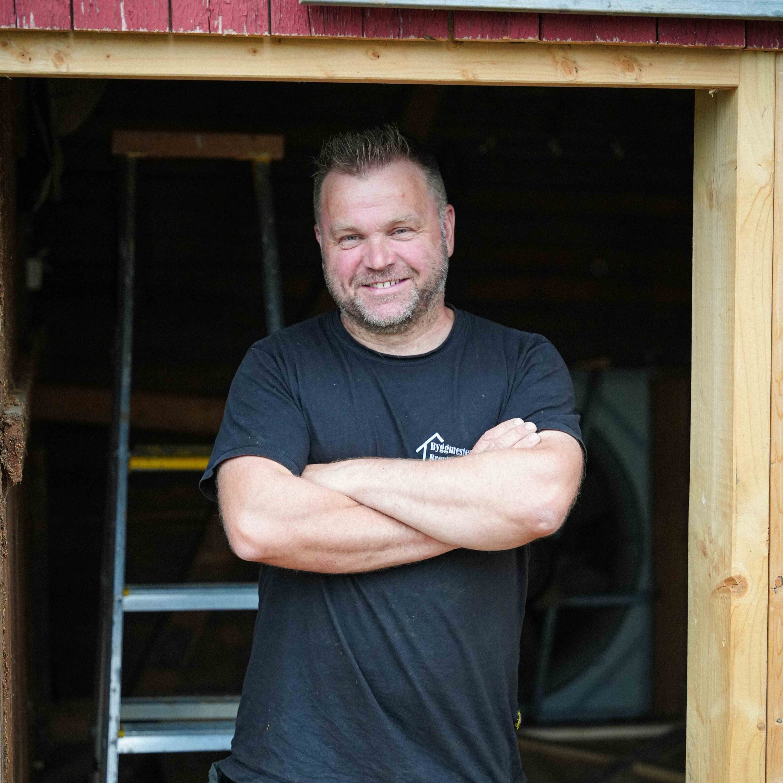 Byggmester Håvard Brevik med armene i kors ser bestemt og blid ut og er klar for oppdrag.