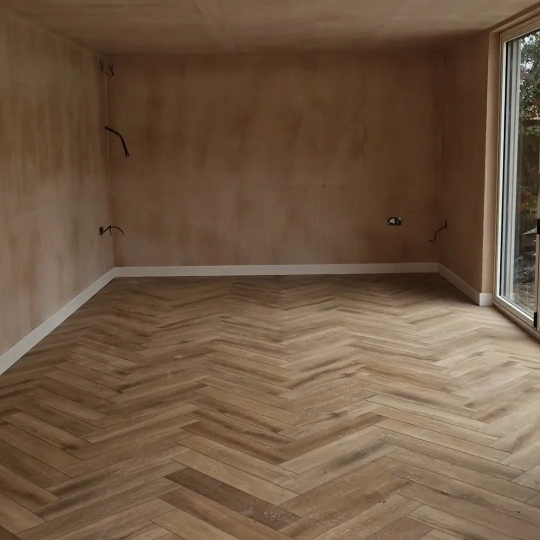 Day 10: ✅ Completed to an exceptional standard &mdash; now ready for second-fix electrics and final decoration.

🪵 Howdens Oake &amp; Gray Herringbone Nature Oak flooring
🎨 Skimmed plaster throughout
🪚 Skirting boards primed and prepared

Reaching