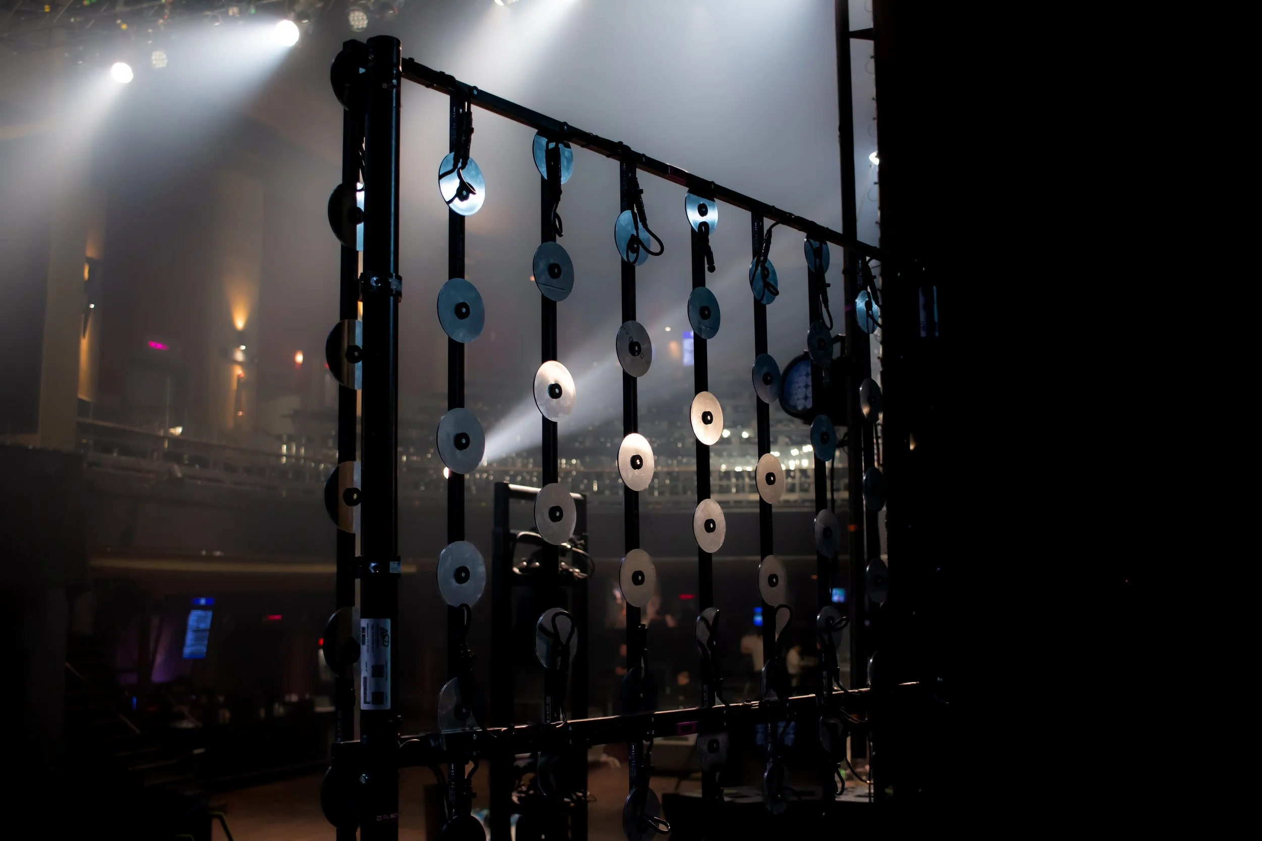 Dispositifs d'éclairage et câblage sur une scène de concert ou de spectacle en préparation.