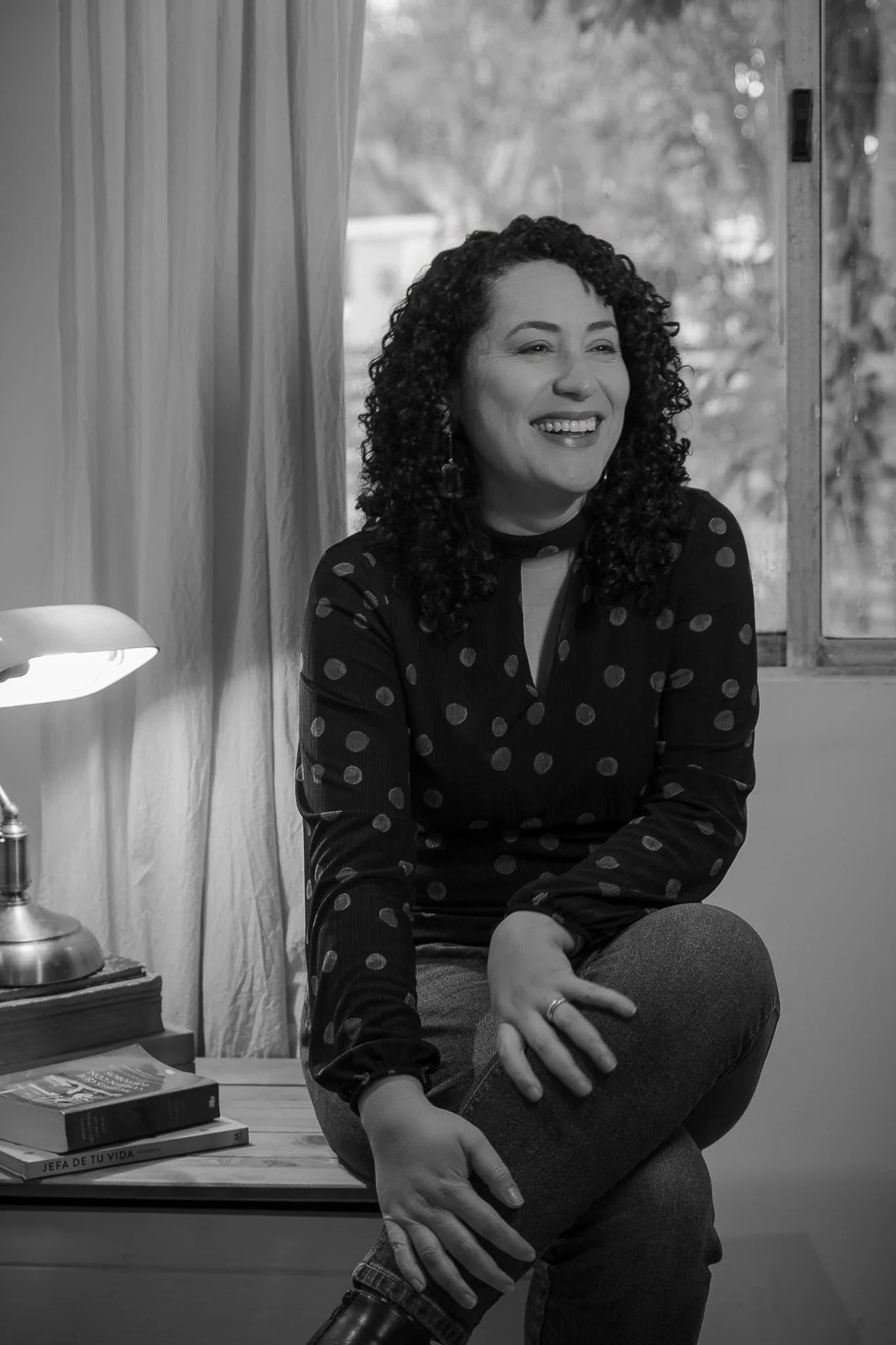 Fotógrafa sentada mujer sonriendo