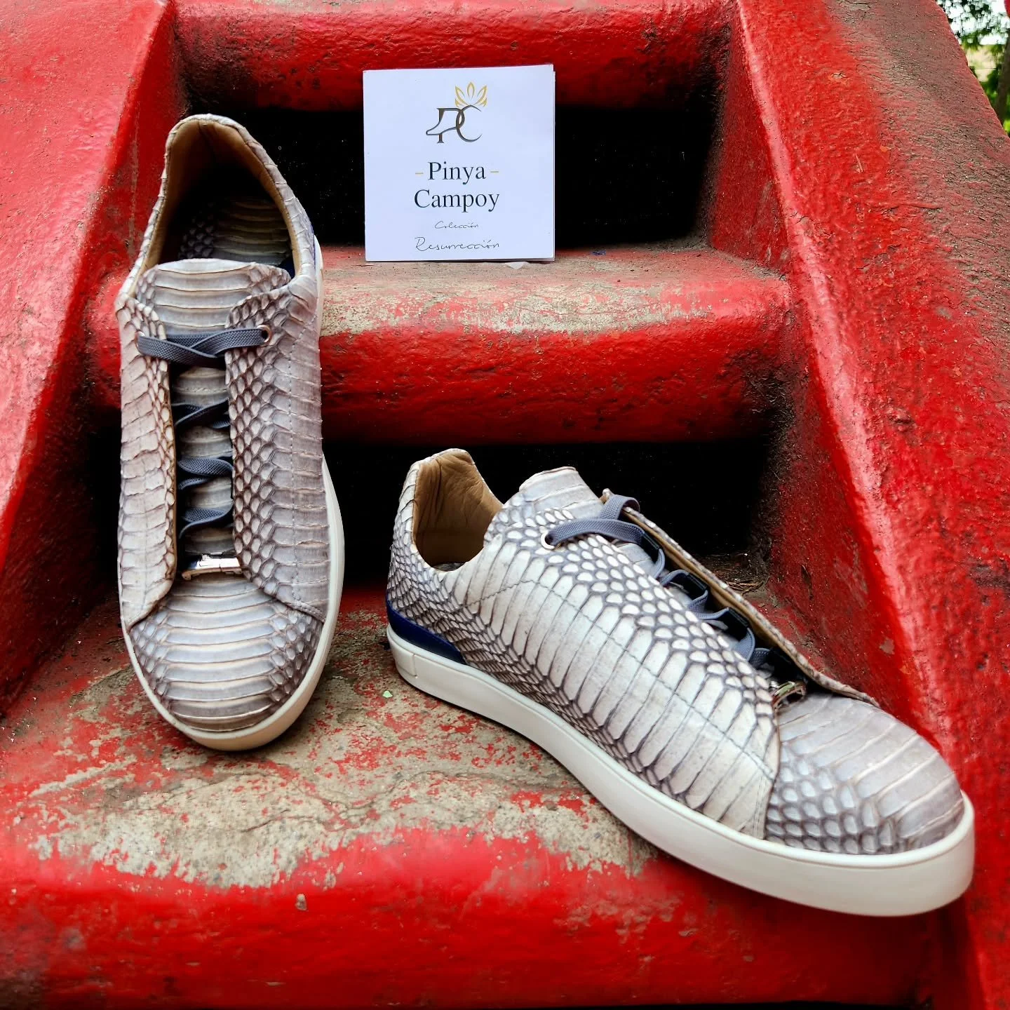 "Cuando la exclusividad se encuentra con la modernidad"
"No todos los caminos están hechos para cualquiera.
Sneakers en piel de cobra: exclusivos, modernos y con diseño único
#PinyaCampoy #LuxurySneakers #Exclu