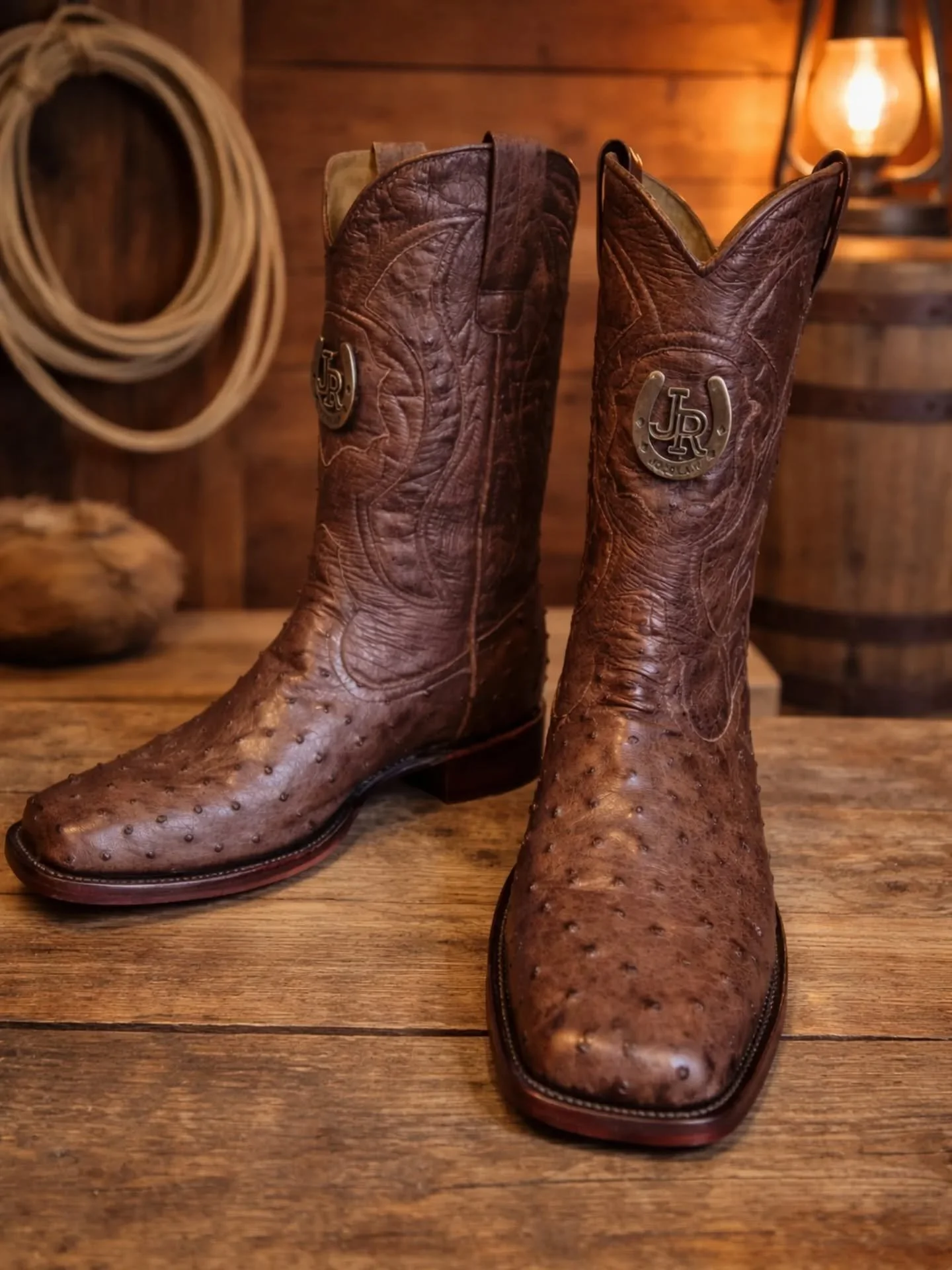 En Pinya Campoy no hacemos botas en serie, creamos piezas &uacute;nicas.
Cada par es 100% personalizado, elaborado a mano con piel ex&oacute;tica de la m&aacute;s alta calidad, cuidando cada detalle para reflejar tu estilo y personalidad.

Porque el 