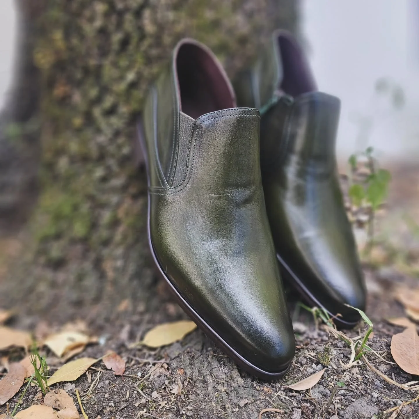 Inspirado en la belleza de nuestro entorno, presentamos este elegante calzado de piel en un tono verde &uacute;nico. La artesan&iacute;a de Pinya Campoy en cada detalle, para un hombre con estilo y conexi&oacute;n con la naturaleza.

#PinyaCampoy #Me