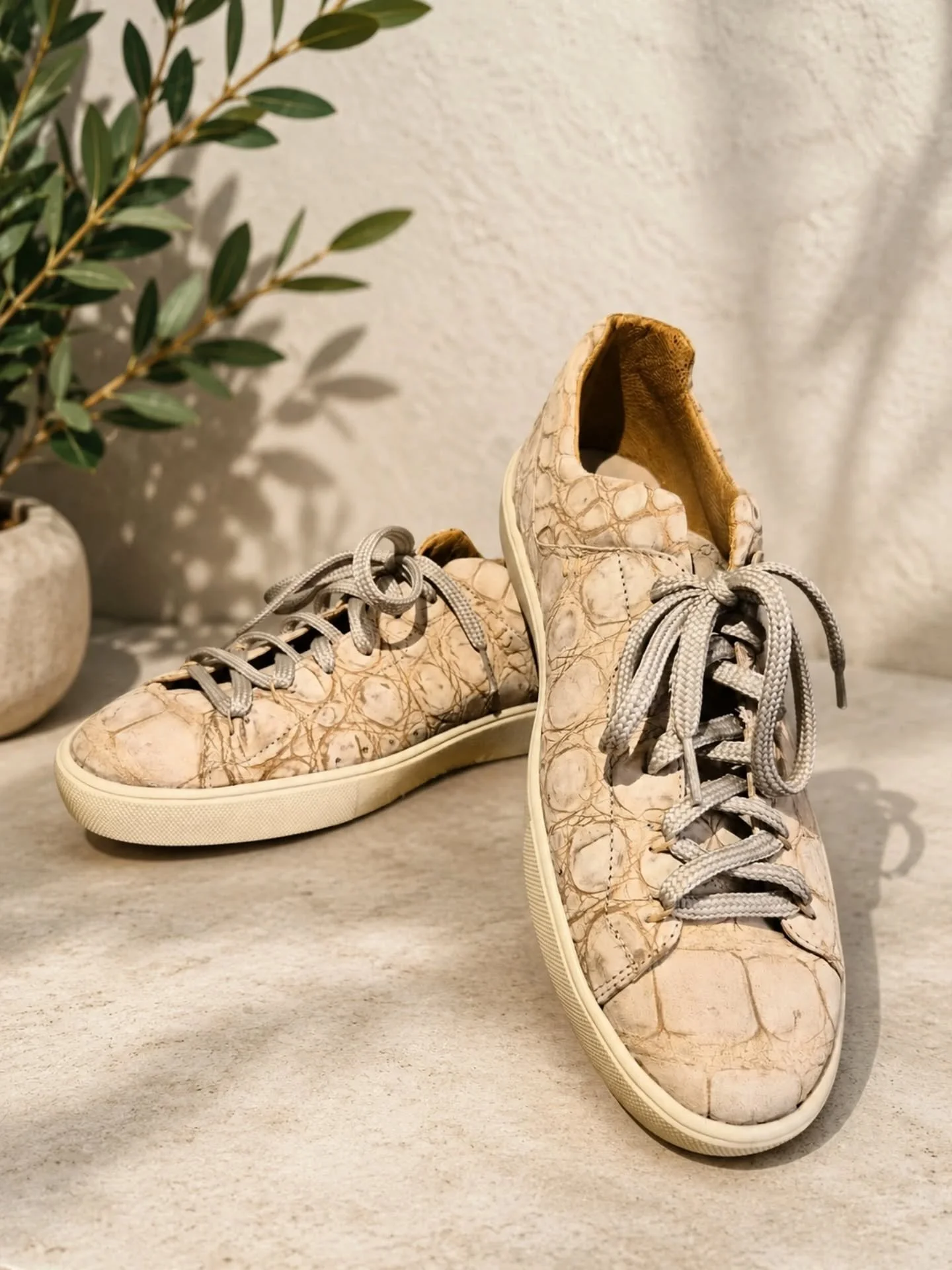 No todos los caminos se recorren igual. 

Hay quienes buscan encajar, y quienes prefieren destacar.

Nuestros sneakers en aut&eacute;ntica piel de cocodrilo est&aacute;n dise&ntilde;ados para quienes valoran la exclusividad, la artesan&iacute;a y los