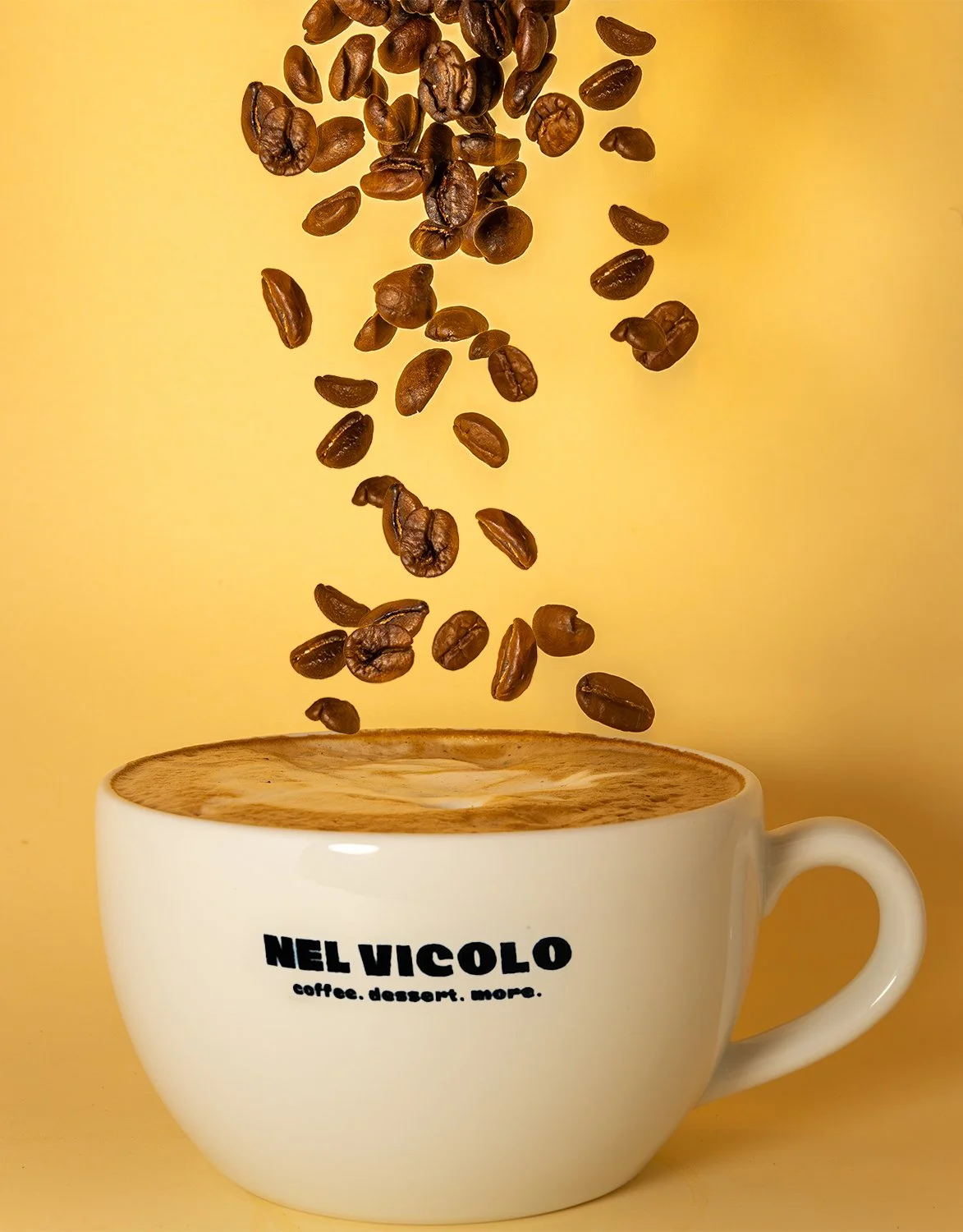 Kahve fincanının içine kahve dökülüyor, üzerinde kahvenin yüzeyi kabartmalı. Fusuvat Kahve